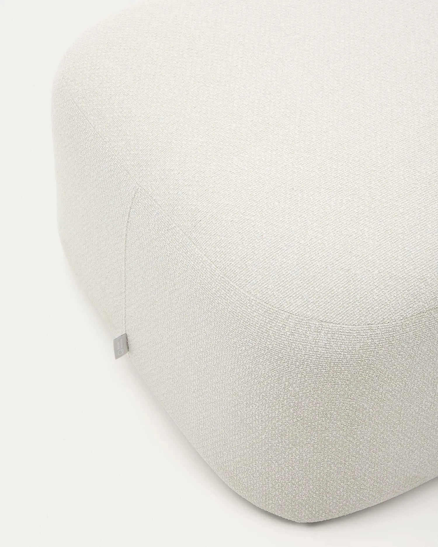 Eleganter Chenille-Fußhocker in Écru, 123x85 cm, für stilvolle Akzente und vielseitige Nutzung im Wohnraum.