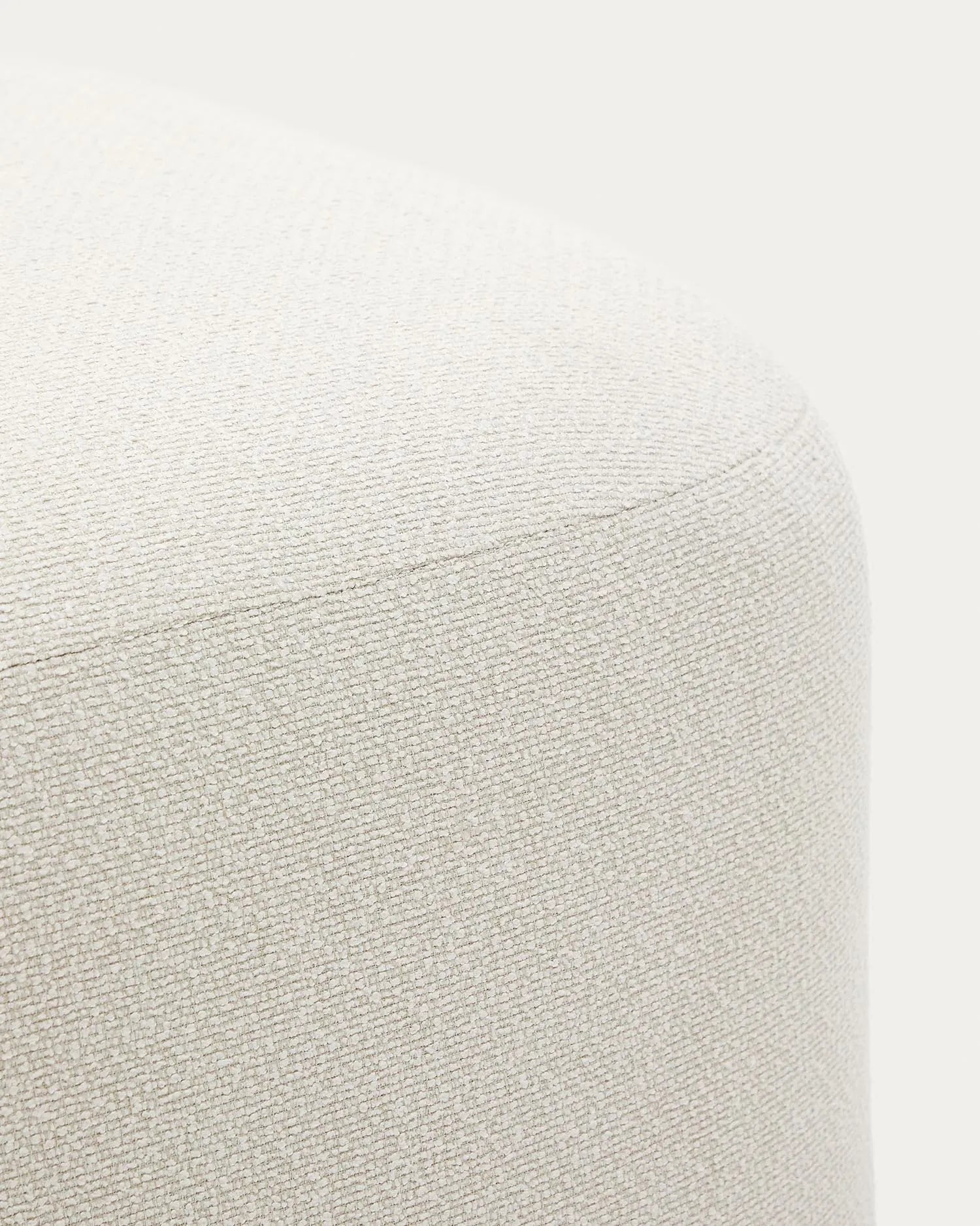 Eleganter Chenille-Fußhocker in Écru, 123x85 cm, für stilvolle Akzente und vielseitige Nutzung im Wohnraum.