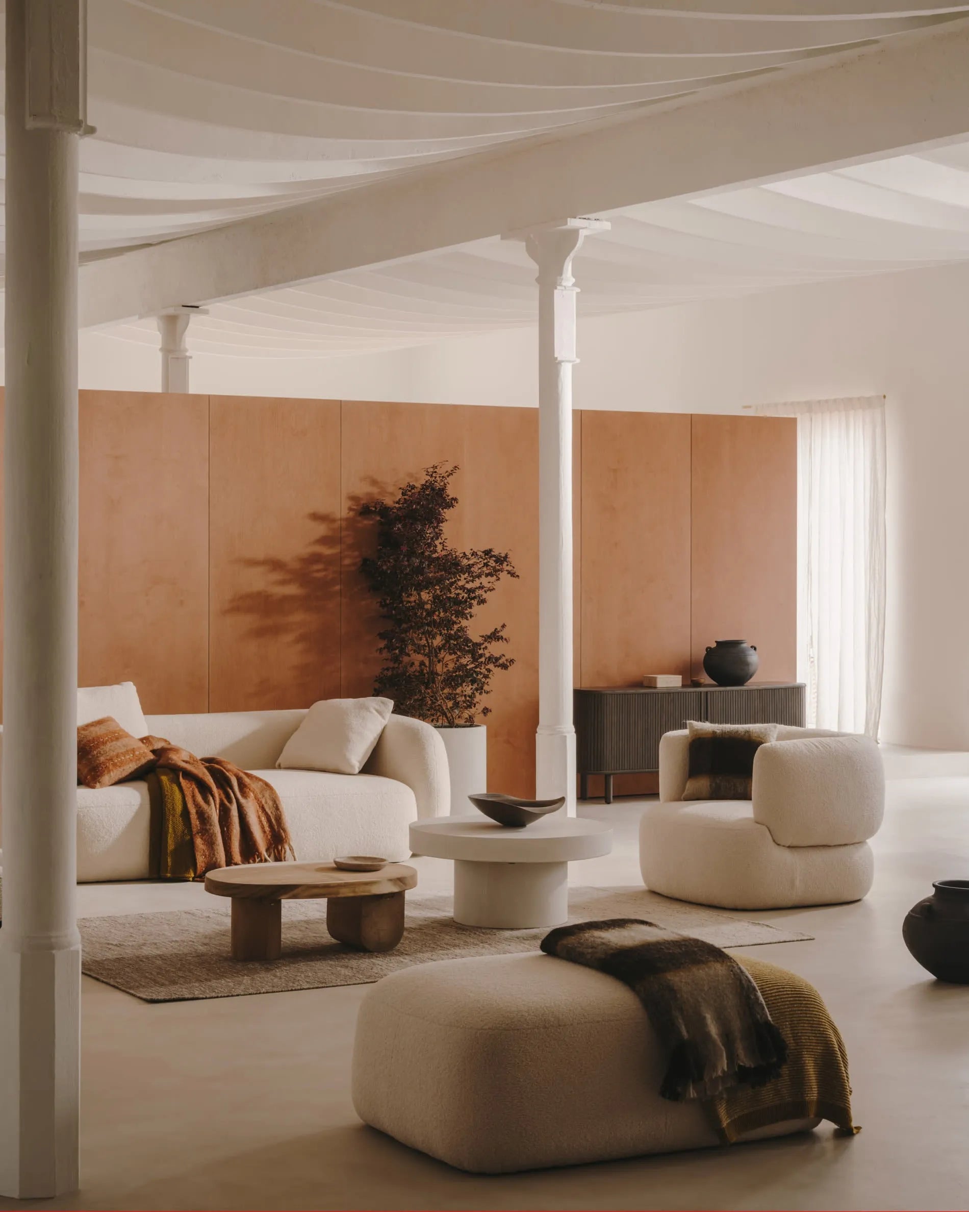 Eleganter Chenille-Fußhocker in Écru, 123x85 cm, für stilvolle Akzente und vielseitige Nutzung im Wohnraum.