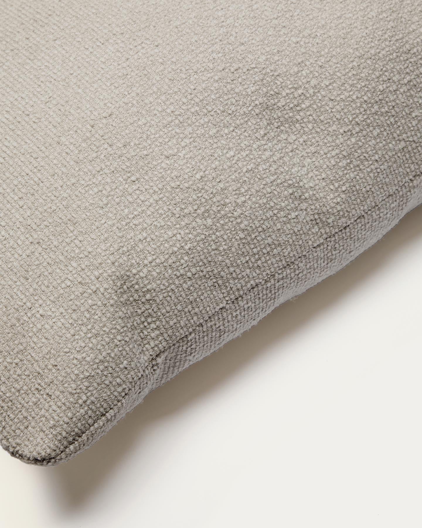 Kissen Martina mit Chenille in Steinton 60 x 52 cm in Steinfarben präsentiert im Onlineshop von KAQTU Design AG. Deko Kissen ist von Kave Home