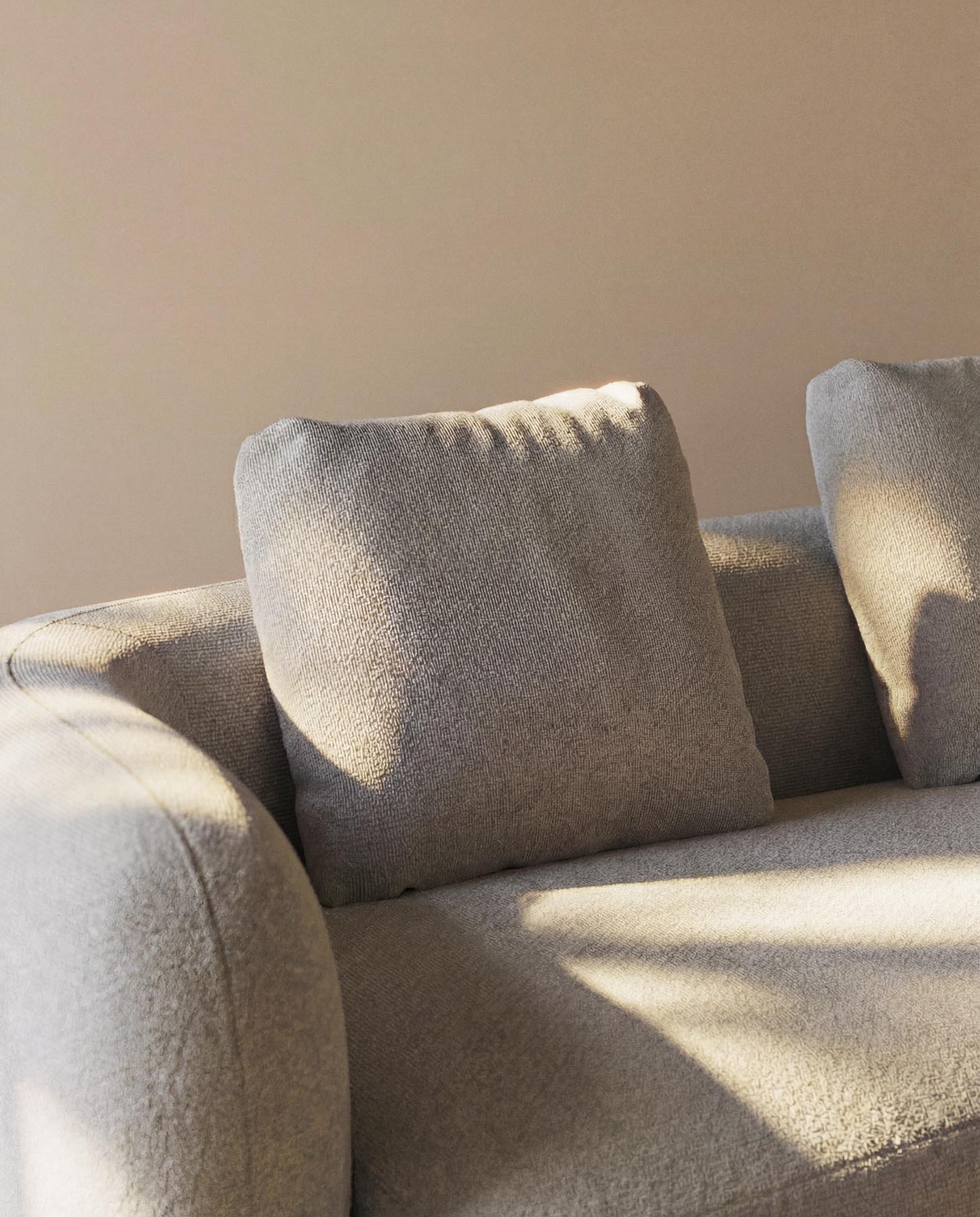 Kissen Martina mit Chenille in Steinton 60 x 52 cm in Steinfarben präsentiert im Onlineshop von KAQTU Design AG. Deko Kissen ist von Kave Home