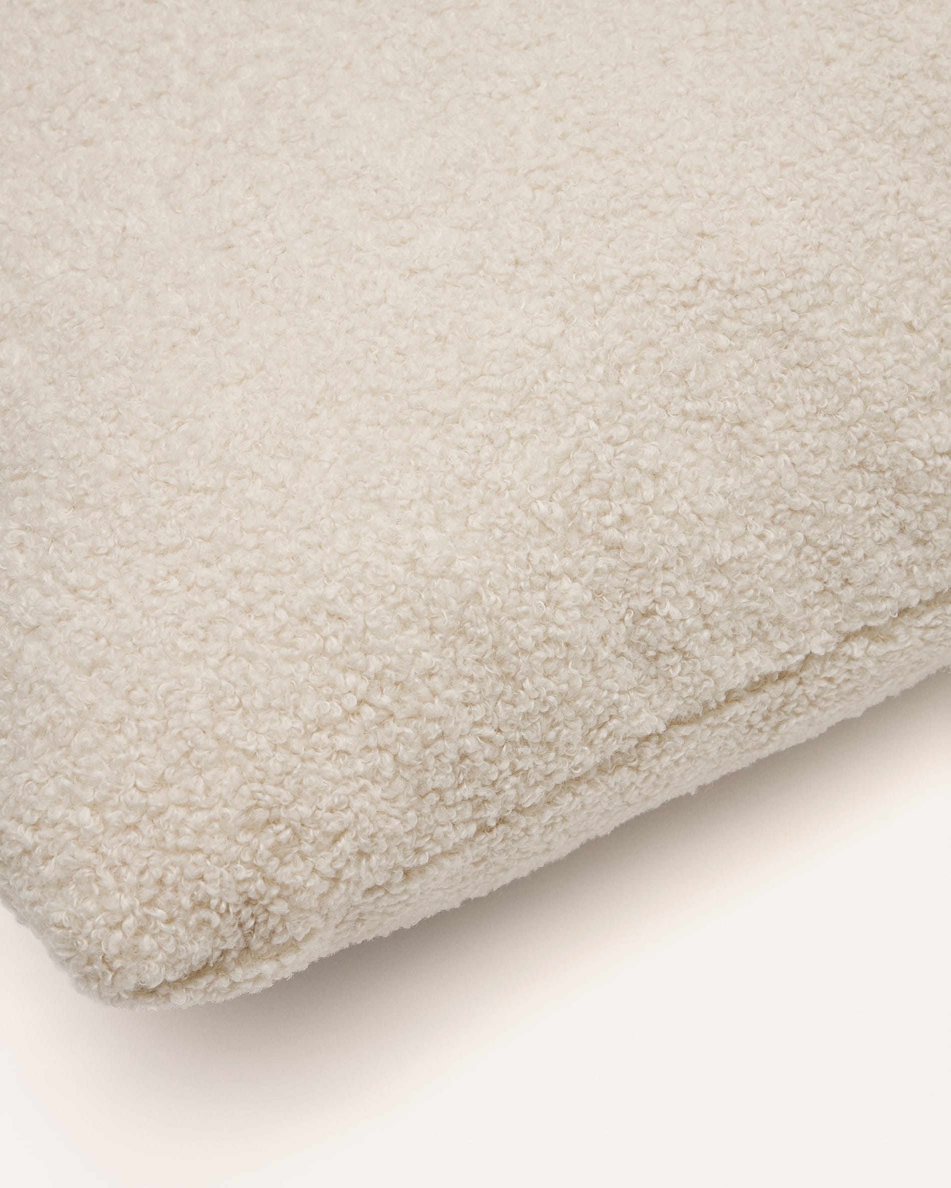 Das Martina Kissen 52x52 cm in Ecru von Kave Home überzeugt mit seiner eleganten Bouclé-Textur und stilvollem Design.