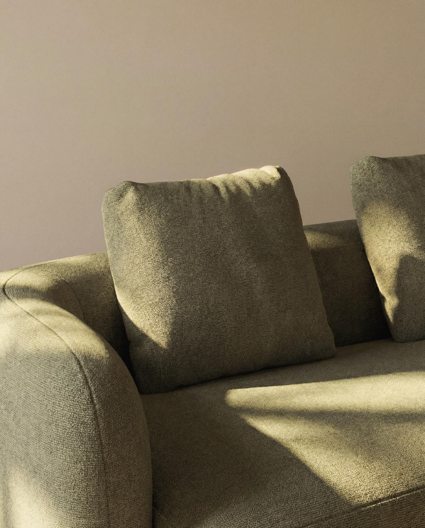 Kissen Martina mit Chenille in Grün 52 x 52 cm in Grün präsentiert im Onlineshop von KAQTU Design AG. Deko Kissen ist von Kave Home