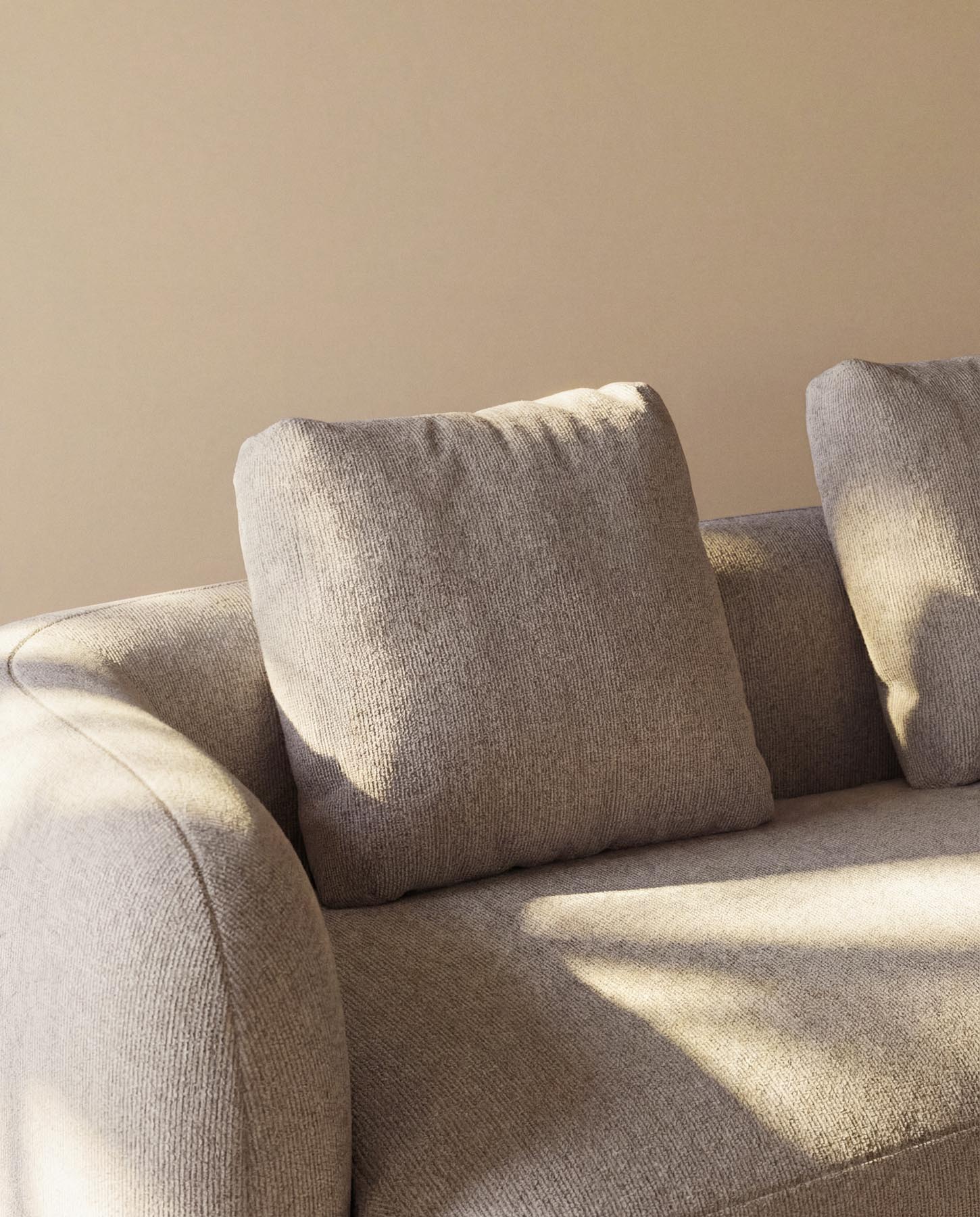 Kissen Martina mit Chenille in Steinton 52 x 52 cm in Steinfarben präsentiert im Onlineshop von KAQTU Design AG. Deko Kissen ist von Kave Home