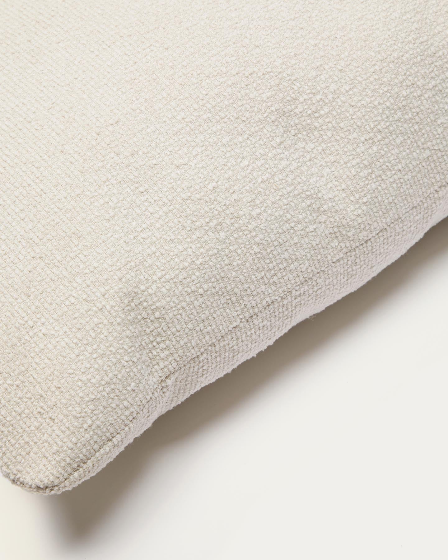 Schwer entflammbares Kissen Martina aus Chenille in Ecru 52 x 52 cm in Ecru präsentiert im Onlineshop von KAQTU Design AG. Deko Kissen ist von Kave Home