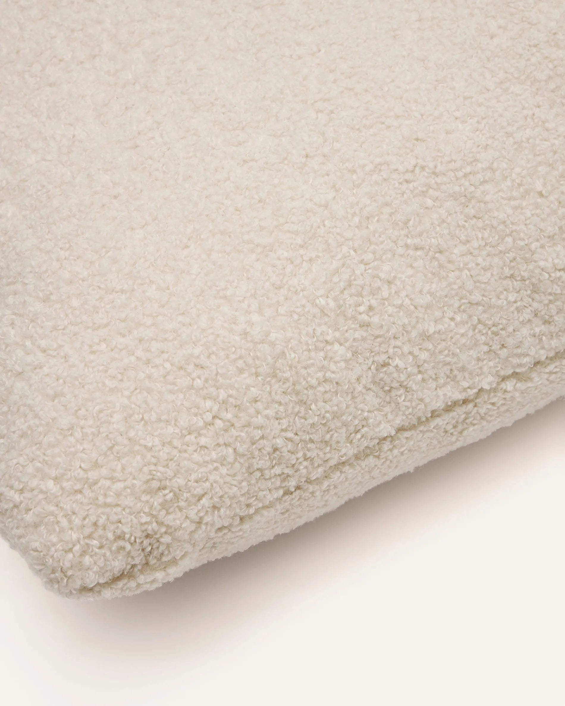 Elegantes Kissen aus recyceltem Bouclé, 47x36 cm, in Ecru. Stilvoll, nachhaltig und komfortabel für jedes Zuhause.