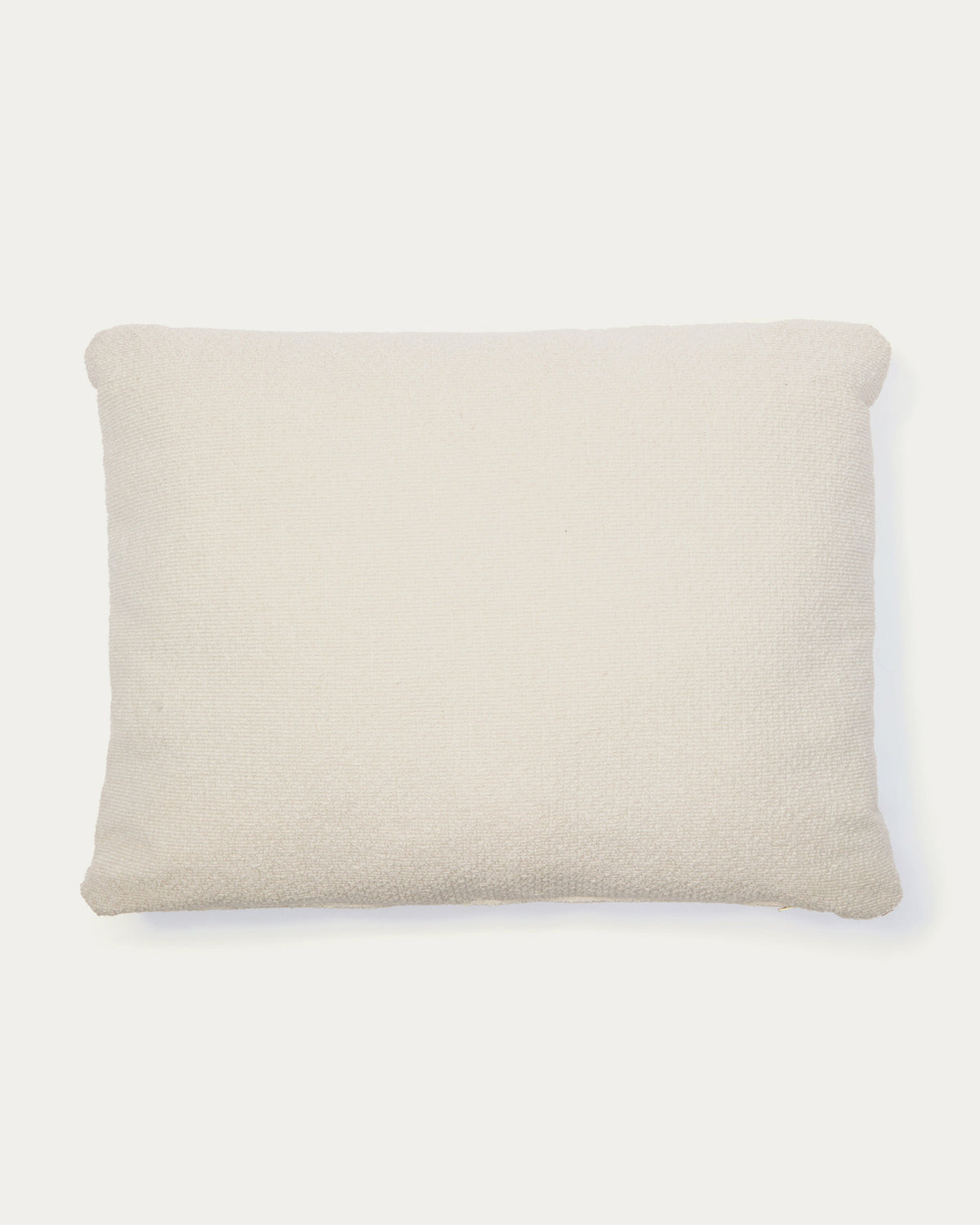 Schwer entflammbares Kissen Martina aus Chenille in Ecru 47 x 36 cm in Ecru präsentiert im Onlineshop von KAQTU Design AG. Deko Kissen ist von Kave Home