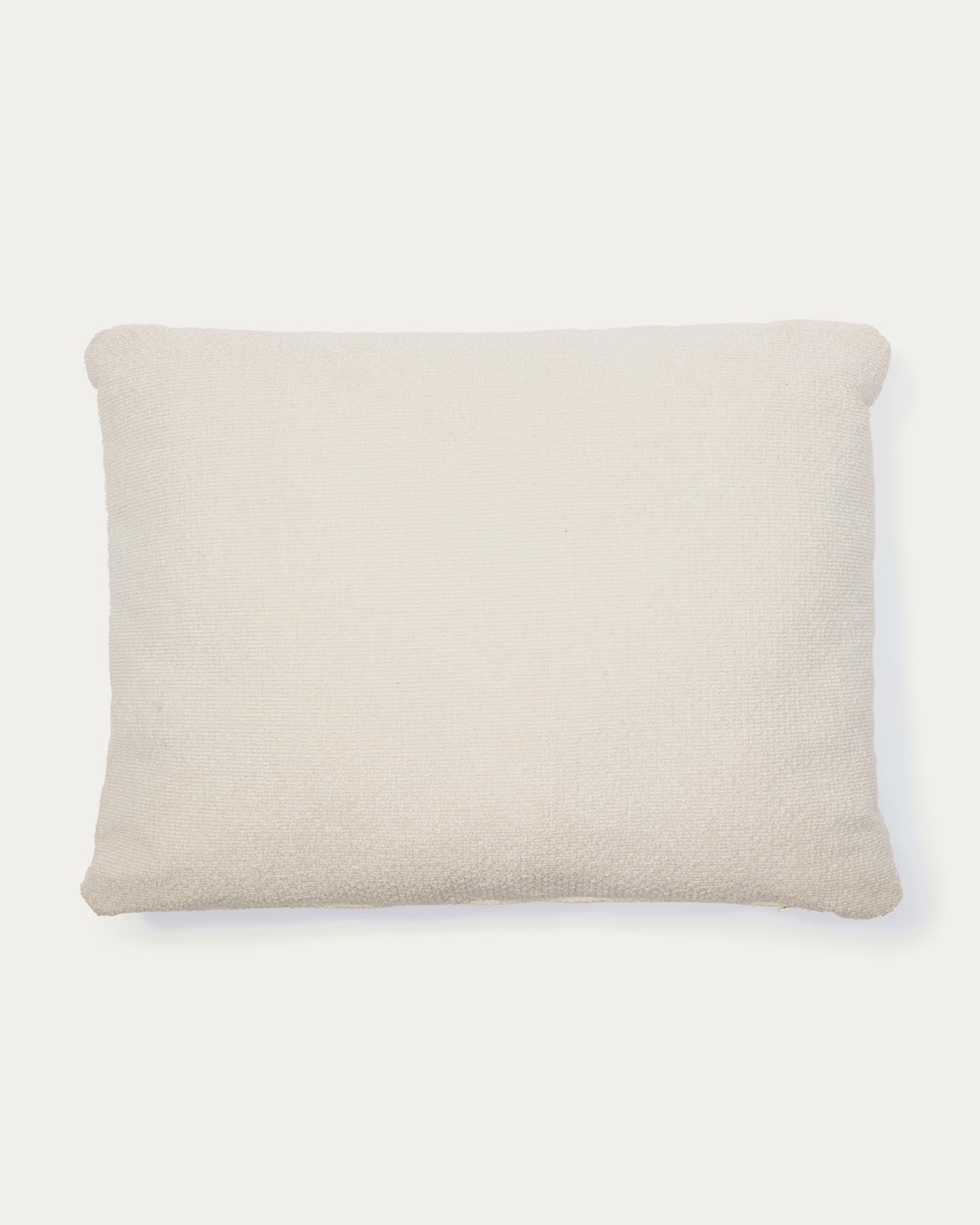 Schwer entflammbares Kissen Martina aus Chenille in Ecru 47 x 36 cm in Ecru präsentiert im Onlineshop von KAQTU Design AG. Deko Kissen ist von Kave Home