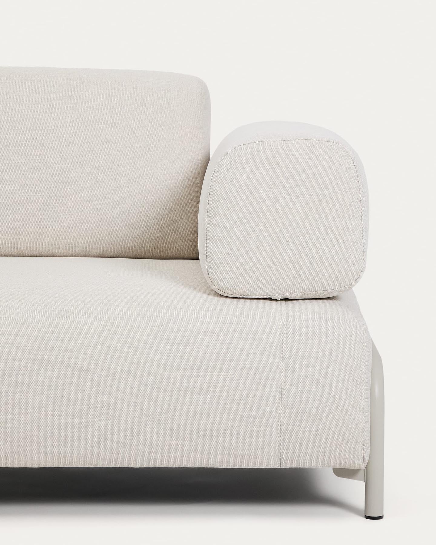 Erleben Sie das stilvolle 2-Sitzer-Sofa Compo in Ecru. Mit weichem Chenille und einem beigen Metallgestell ist es der Inbegriff von Eleganz und Gemütlichkeit.