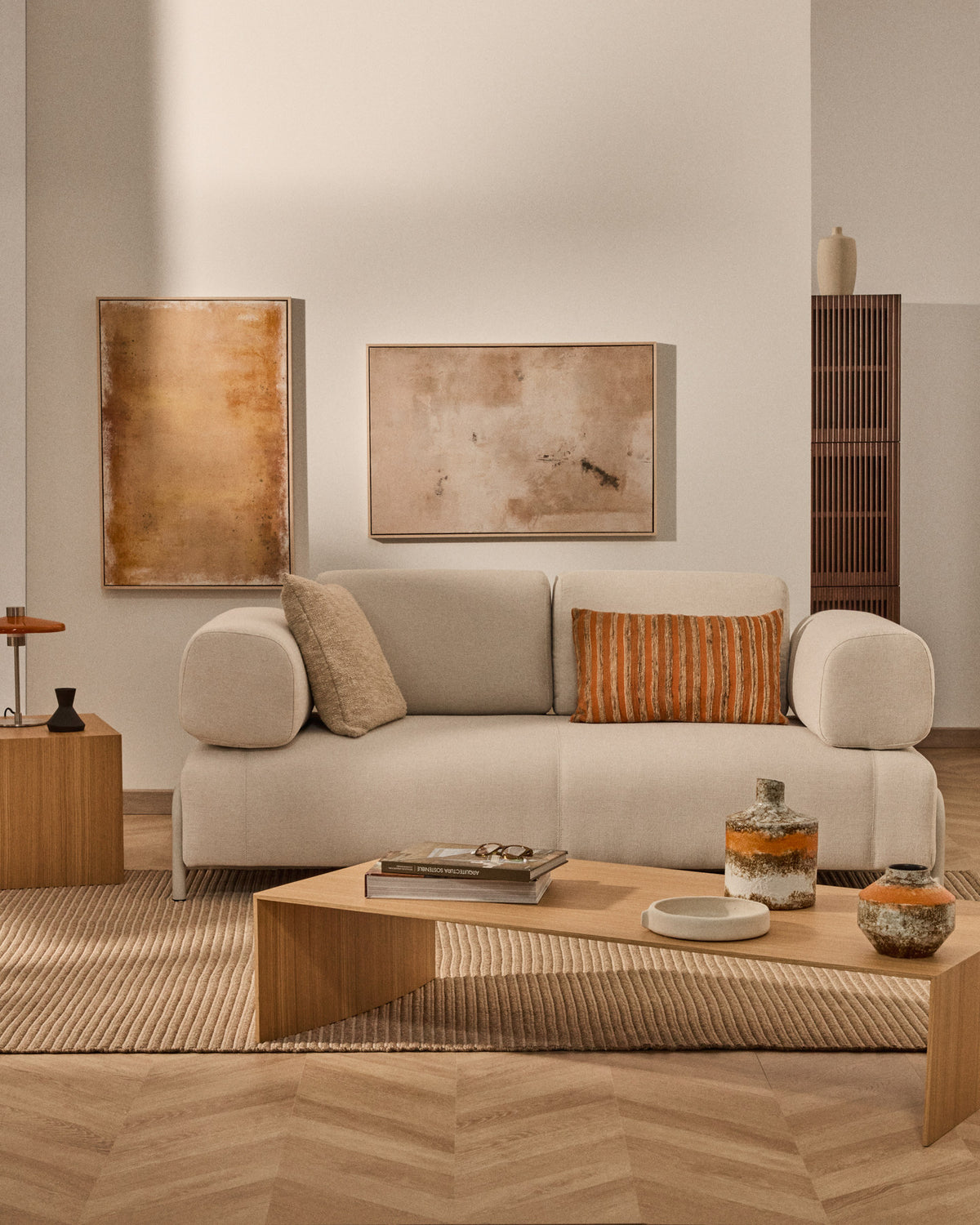 2-Sitzer-Sofa Compo aus Chenille in Ecru mit beigem Metallgestell 200 cm FSC Mix Credit in Ecru präsentiert im Onlineshop von KAQTU Design AG. 2er Sofa ist von Kave Home