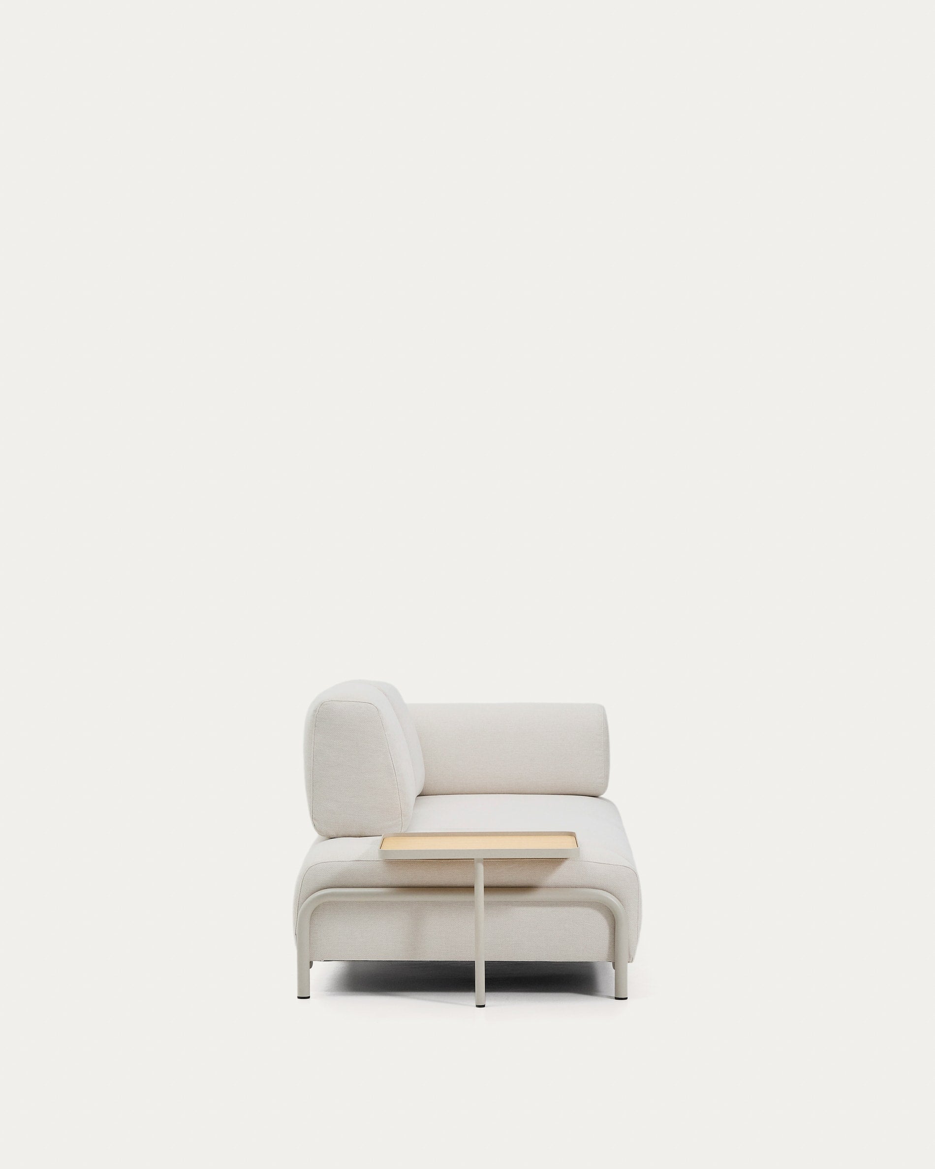 2-Sitzer-Sofa Compo aus Chenille in Ecru, großes Tablett mit Eichenfurnier und beiges Meta in Ecru präsentiert im Onlineshop von KAQTU Design AG. 2er Sofa ist von Kave Home