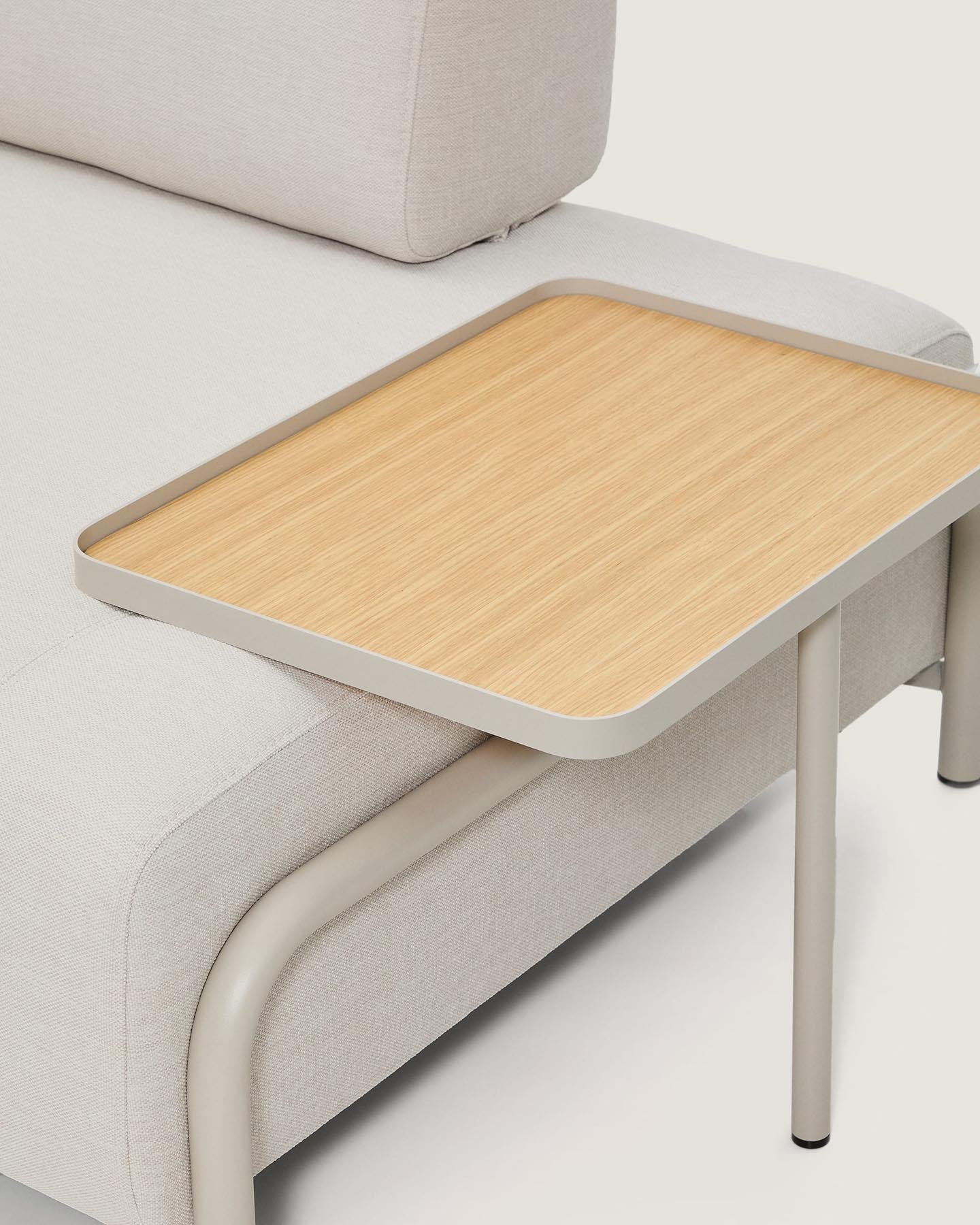2-Sitzer-Sofa Compo aus Chenille in Ecru, großes Tablett mit Eichenfurnier und beiges Meta in Ecru präsentiert im Onlineshop von KAQTU Design AG. 2er Sofa ist von Kave Home