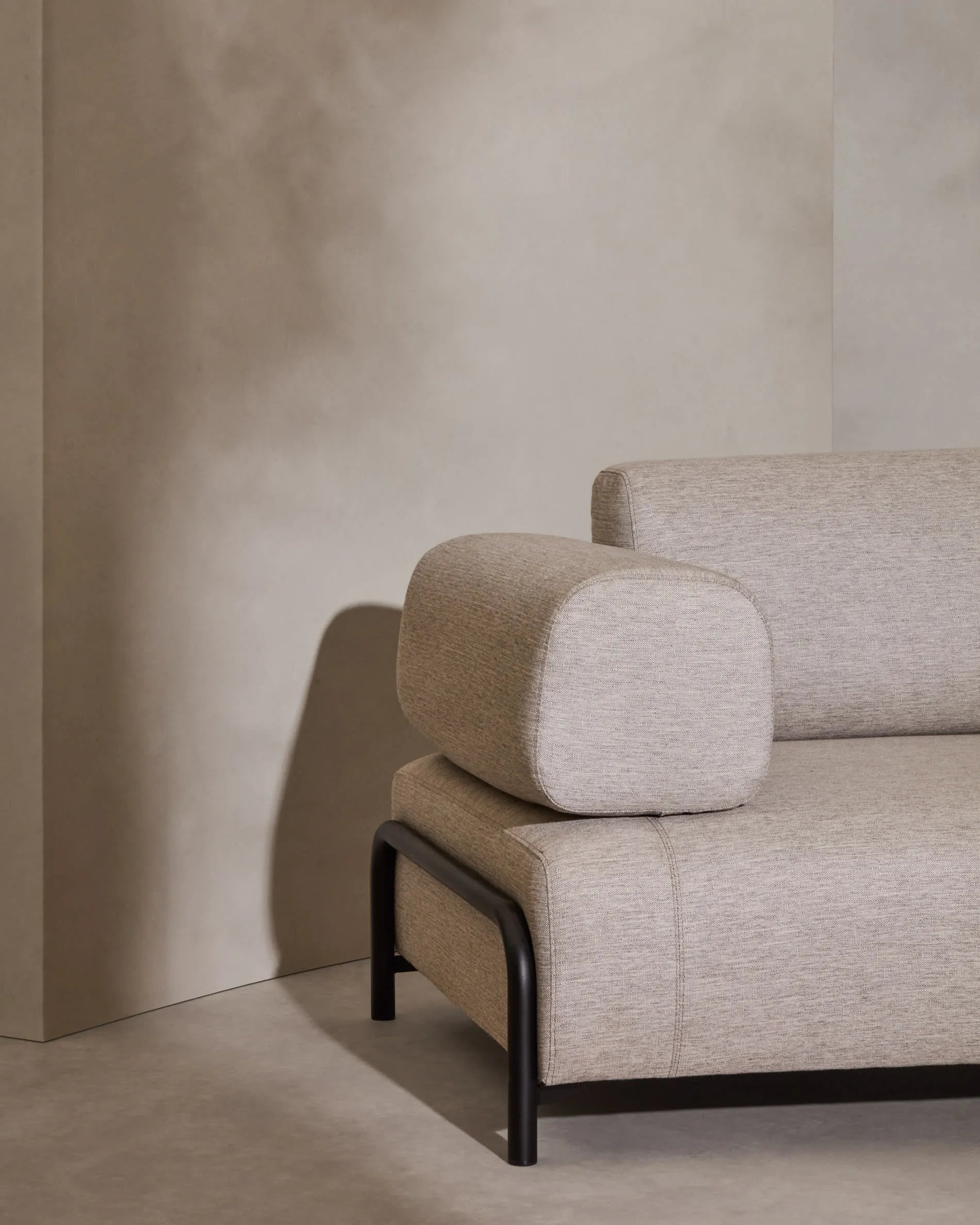 Elegantes 3-Sitzer-Sofa in Beige mit stabilem Metallgestell, ideal für stilvolle und komfortable Wohnräume.