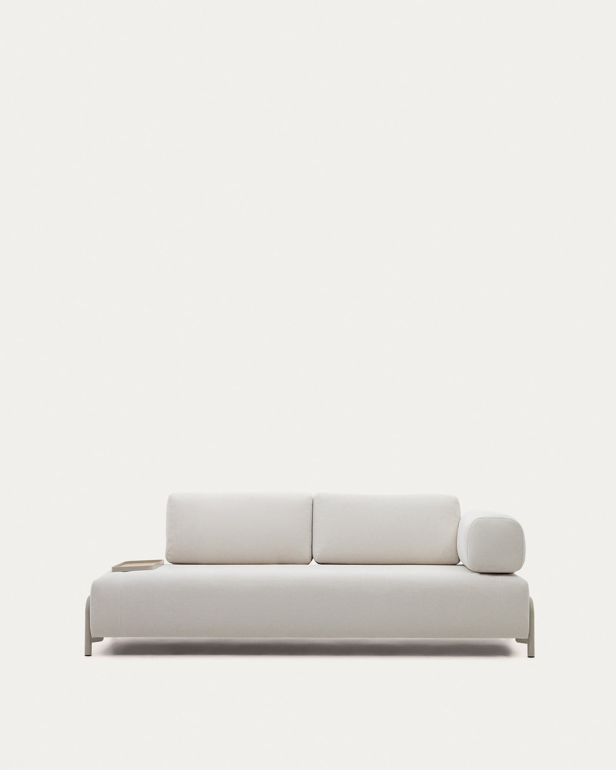 Compo 3-Sitzer-Sofa Beige, kleines Tablett Eichenfurnier und Metallgestell beige 232cm FSC Mix Credit in Beige präsentiert im Onlineshop von KAQTU Design AG. 3er Sofa ist von Kave Home