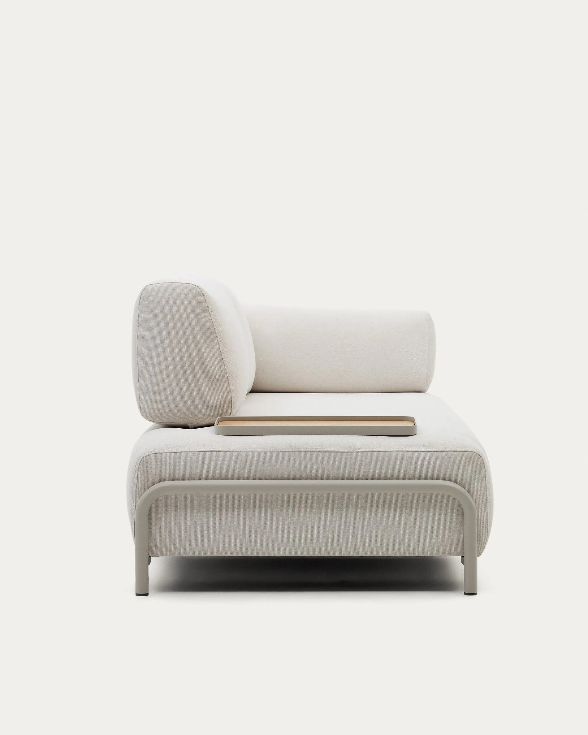 Elegantes 3-Sitzer-Sofa in Beige mit Eichenfurnier-Tablett und stabilem Metallgestell, ideal für stilvolle Entspannung.