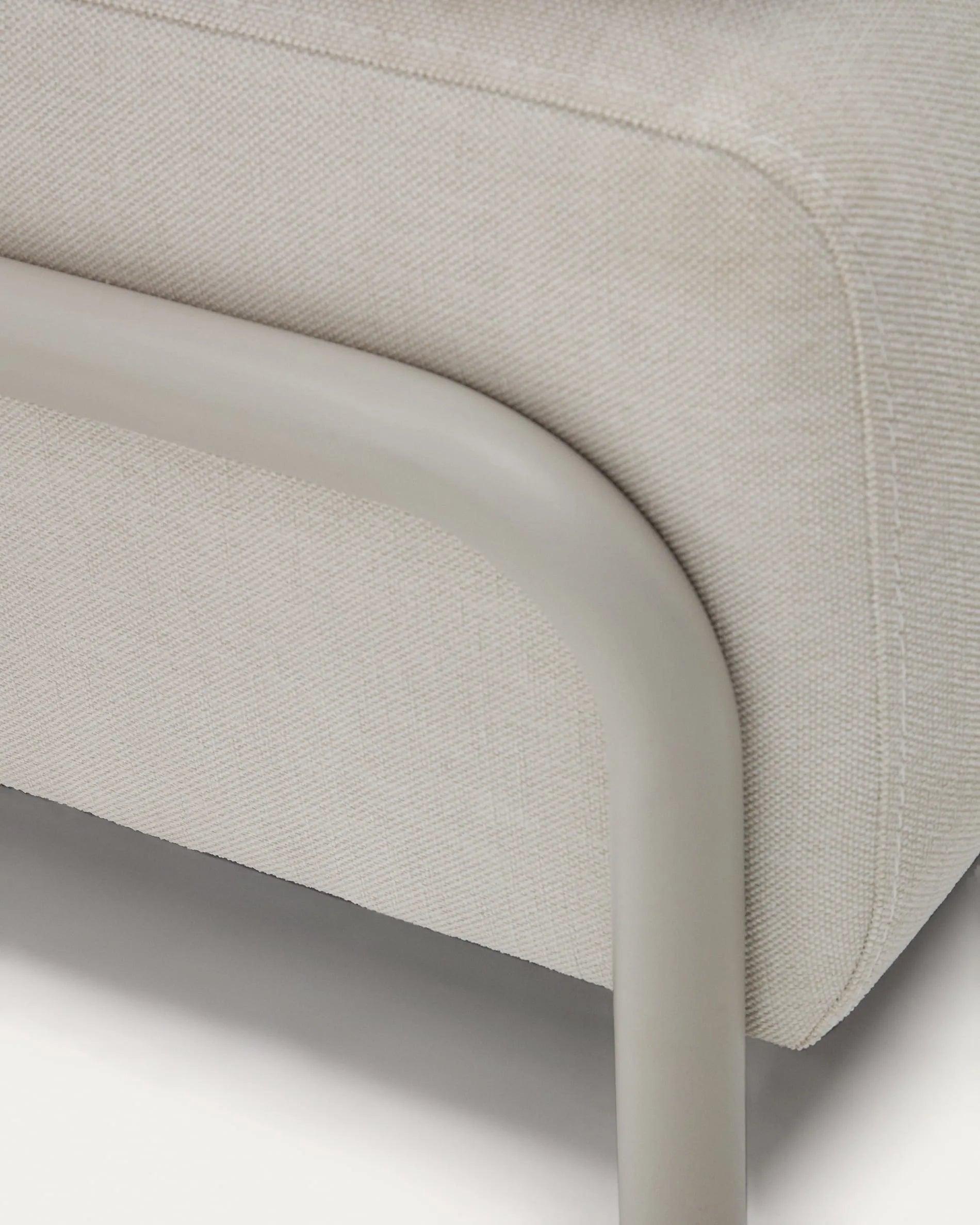 Elegantes 3-Sitzer-Sofa in Beige mit Eichenfurnier-Tablett und stabilem Metallgestell, ideal für stilvolle Entspannung.