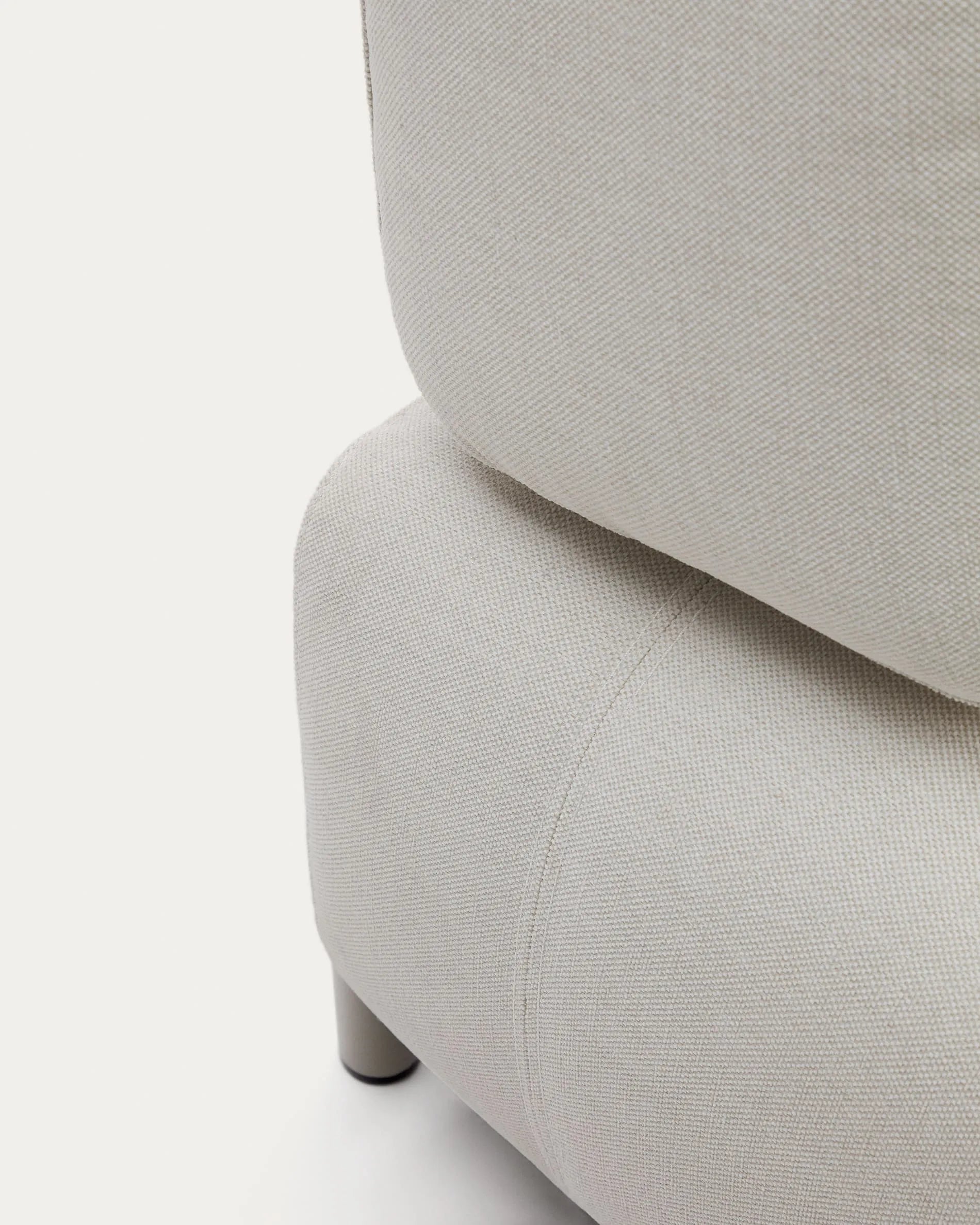 Elegantes 3-Sitzer-Sofa in Beige mit Eichenfurnier-Tablett und stabilem Metallgestell, ideal für stilvolle Entspannung.