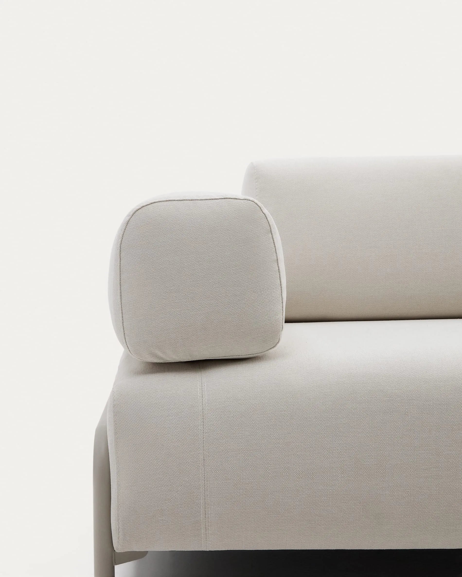 Elegantes 3-Sitzer-Sofa in Beige mit Eichenfurnier-Tablett und stabilem Metallgestell, ideal für stilvolle Entspannung.