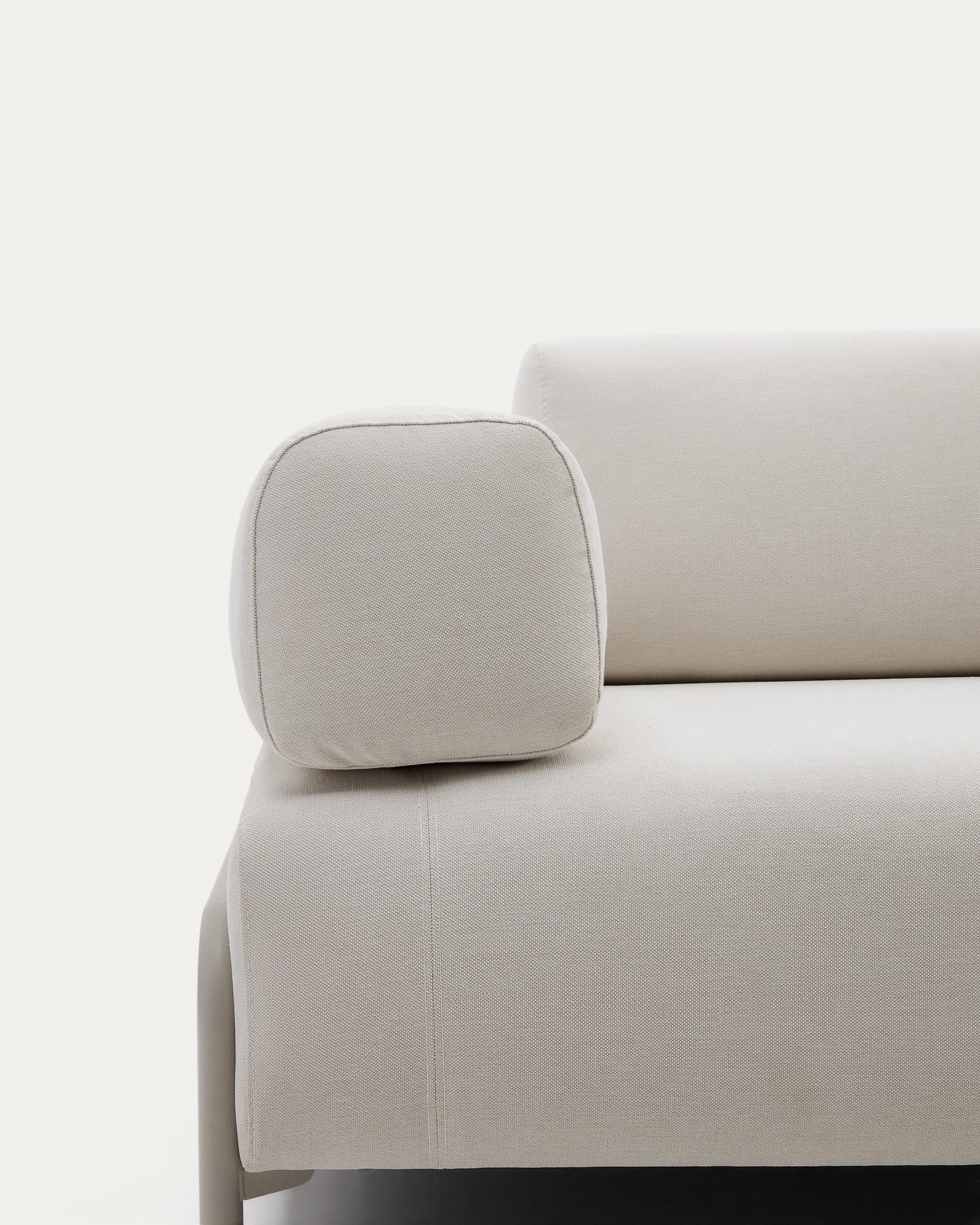 Stilvolles 3-Sitzer-Sofa in Beige mit integriertem Tablett aus Eichenfurnier und robustem Metallgestell, 232 cm breit, von Kave Home.