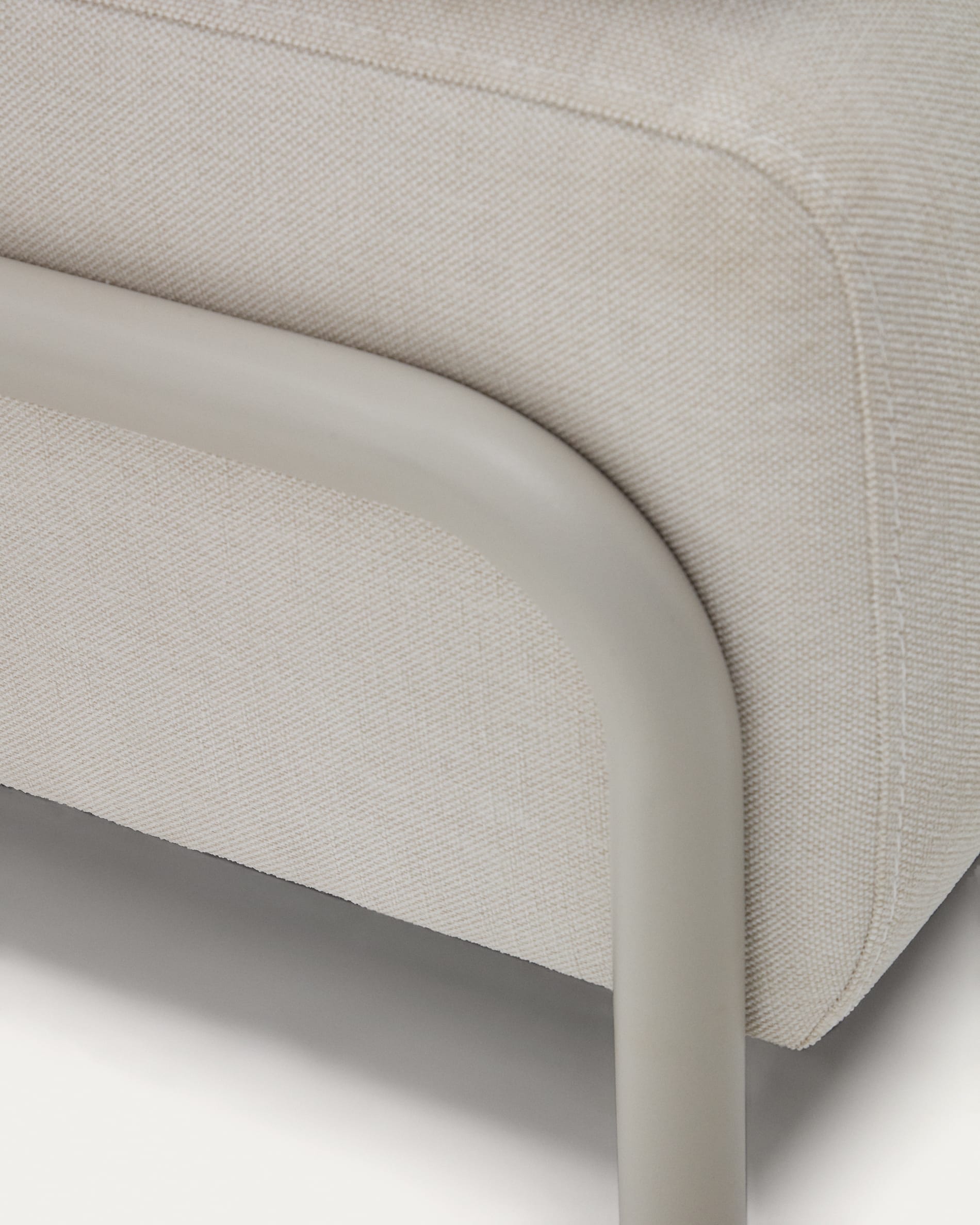Elegantes 3-Sitzer-Sofa in Chenille Beige mit integriertem Eichenfurnier-Tablett und stabilem Metallgestell, 232 cm, von Kave Home.