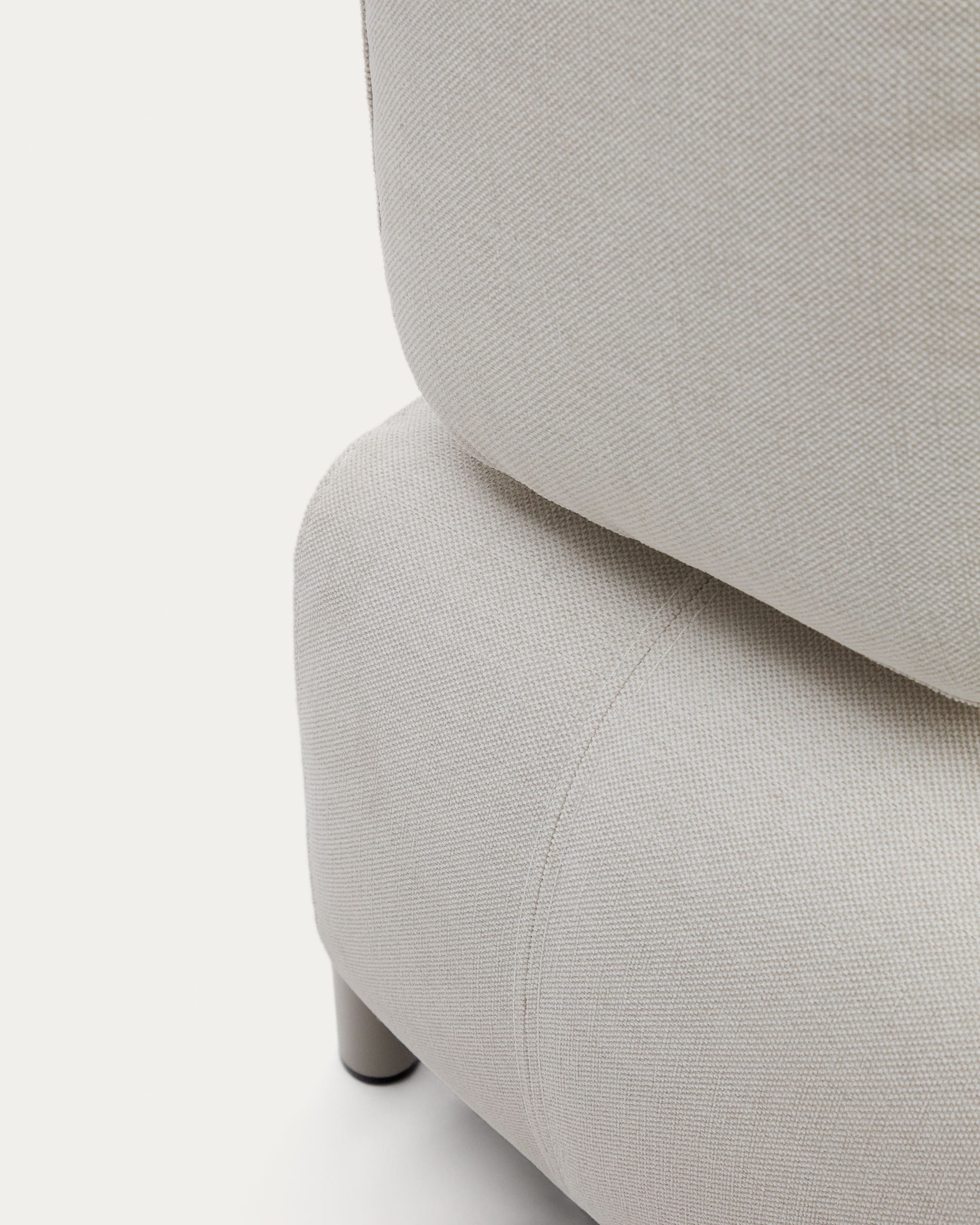Stilvolles 3-Sitzer-Sofa in Chenille Beige mit Eichenfurnier-Tablett und robustem Metallgestell, 232 cm, von Kave Home.