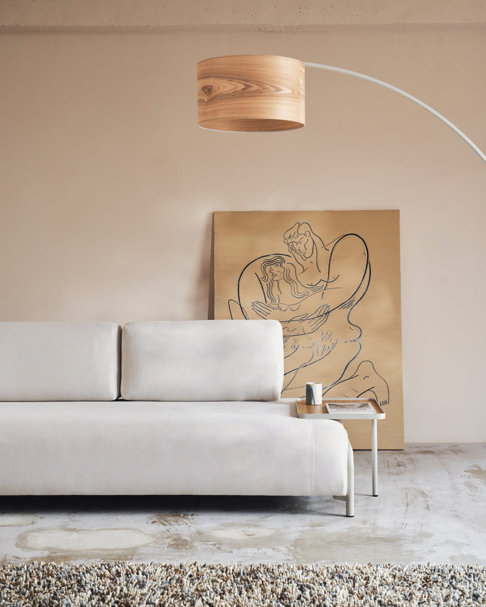 Elegantes 3-Sitzer-Sofa in Chenille Beige mit Eichenfurnier-Tablett und Metallgestell, 232 cm breit, von Kave Home.