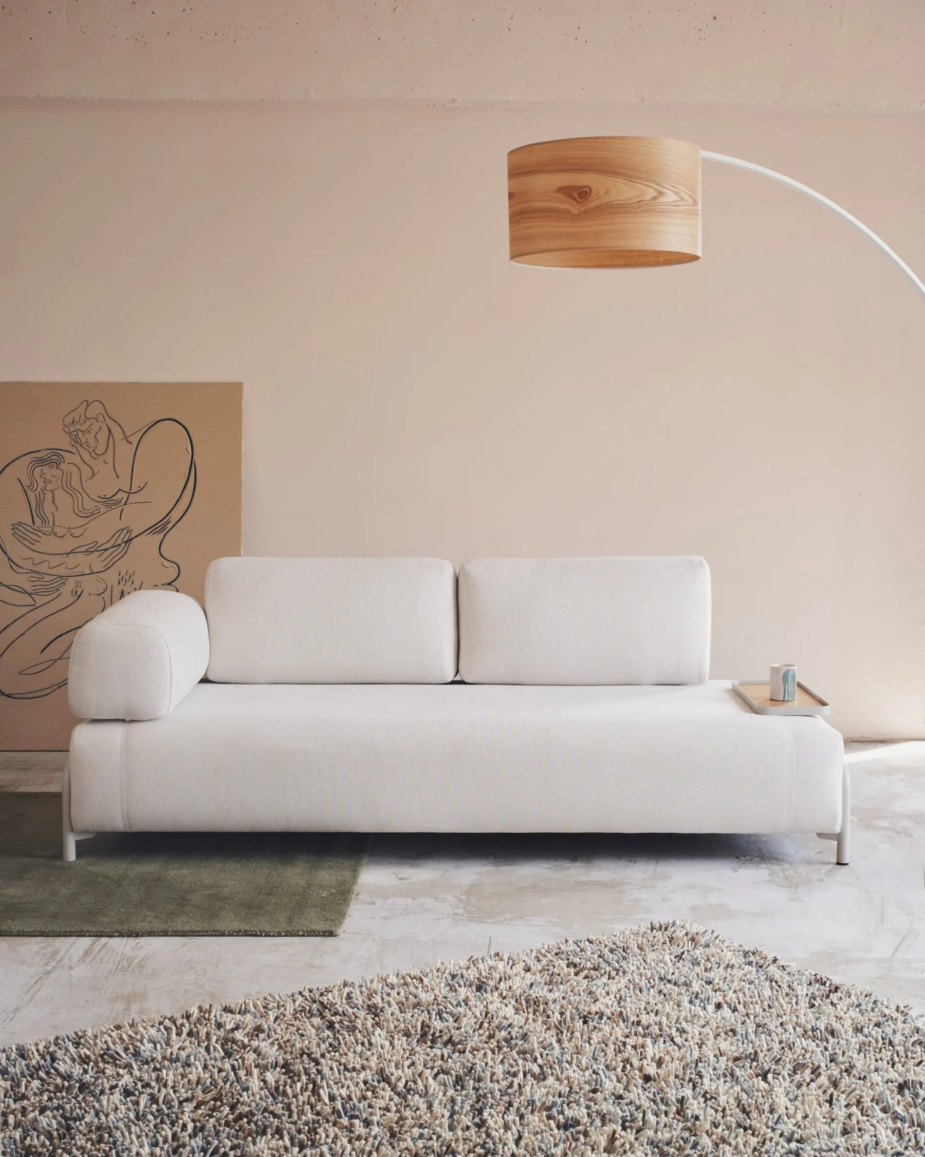 Ein stilvolles Tablett aus Eichenfurnier mit natürlichem Finish und beigem Metallgestell, ideal für Getränke und Deko.