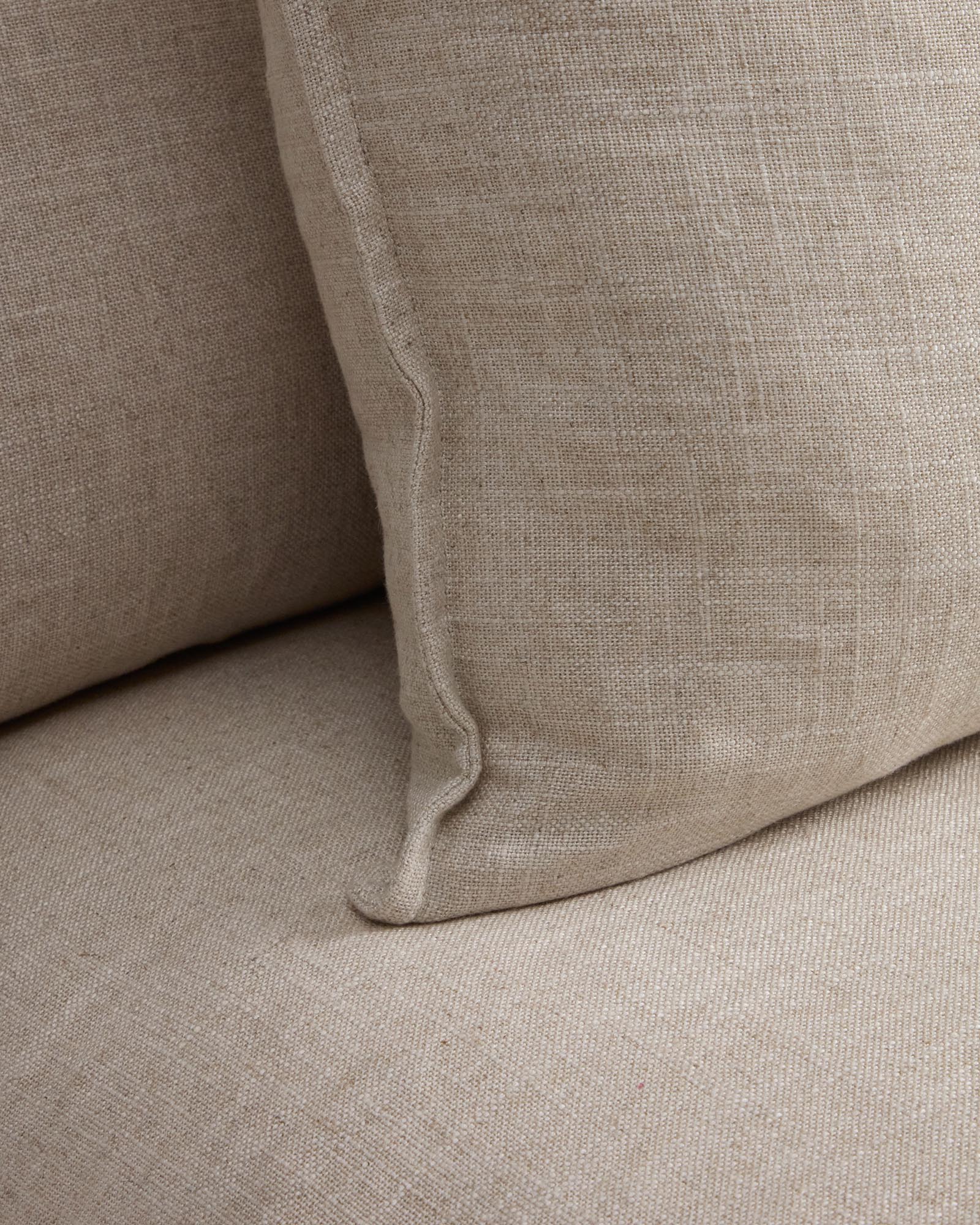 Beige Sessel Anarela mit abnehmbarem Leinen-Viskose-Bezug, 110 cm, stilvolles Design, nachhaltig produziert mit FSC Mix Credit.