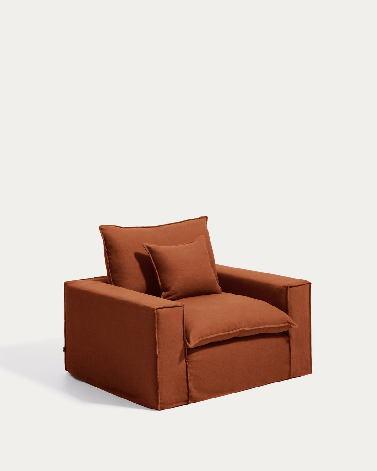 Sessel Anarela von Kave Home in Terrakotta mit abnehmbarem Leinenbezug, schwarzen Kunststoffbeinen und gepolsterter Sitzfläche, Frontalansicht.