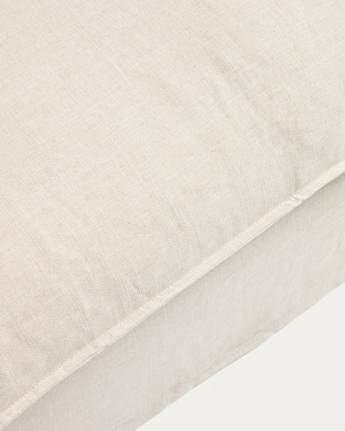 Sessel Anarela in Beige mit abnehmbarem Bezug aus Leinen und Viskose, schwarze Beine aus Polypropylen, Breite 130 cm.