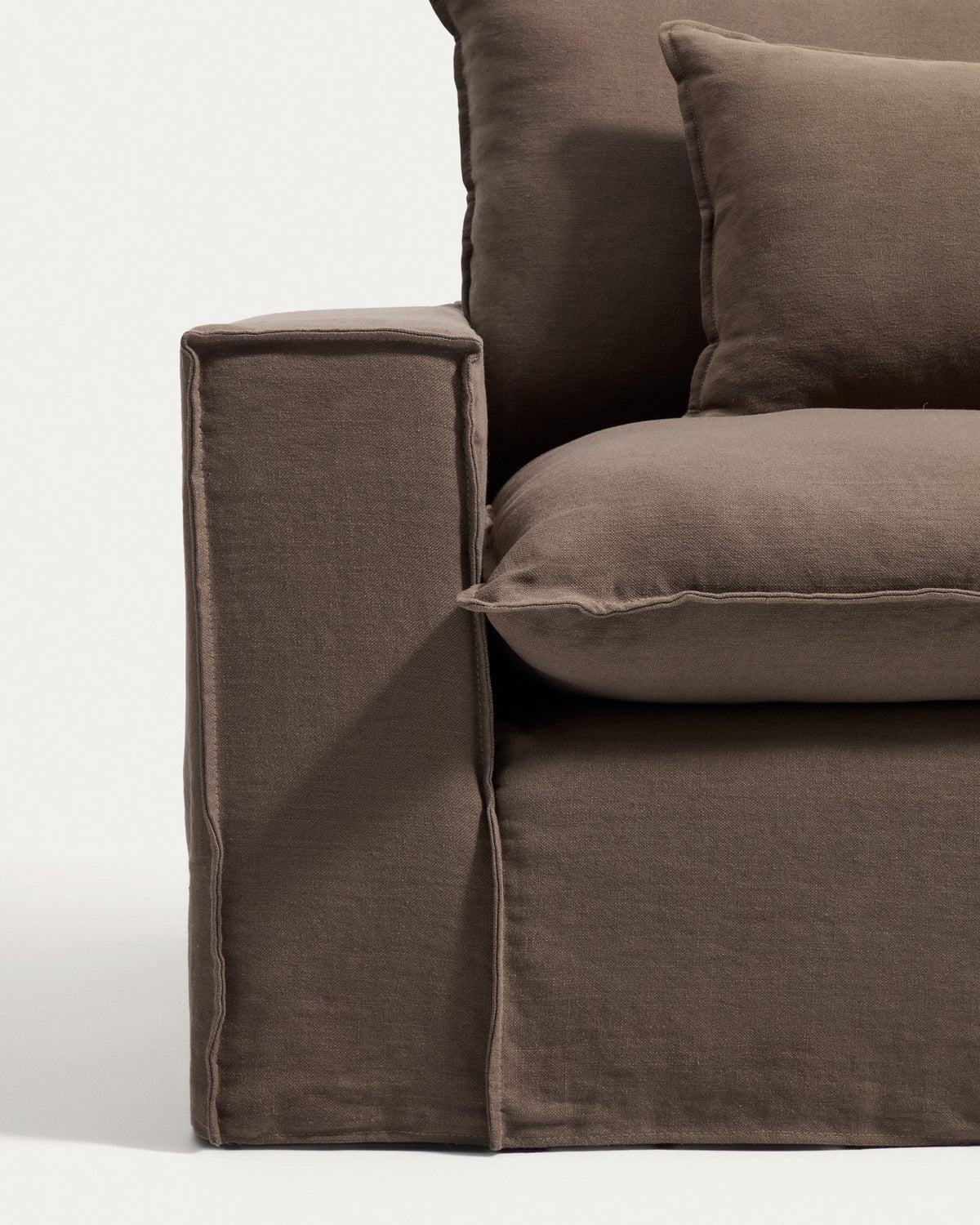 Sessel Anarela von Kave Home in Taupe mit abnehmbarem Leinenbezug, schwarzen Kunststoffbeinen und gepolsterter Sitzfläche, Breite 150 cm.