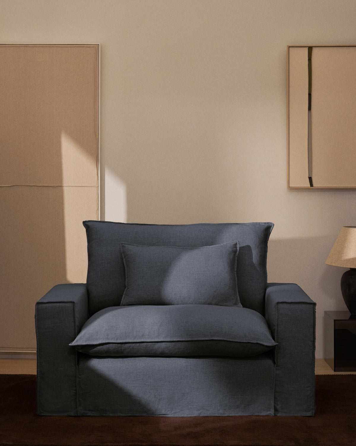 Sessel Anarela von Kave Home mit abnehmbarem Bezug aus Leinen und Viskose in Dunkelgrau, schwarze Beine aus Polypropylen, Grösse 150 x 107 x 64 cm.
