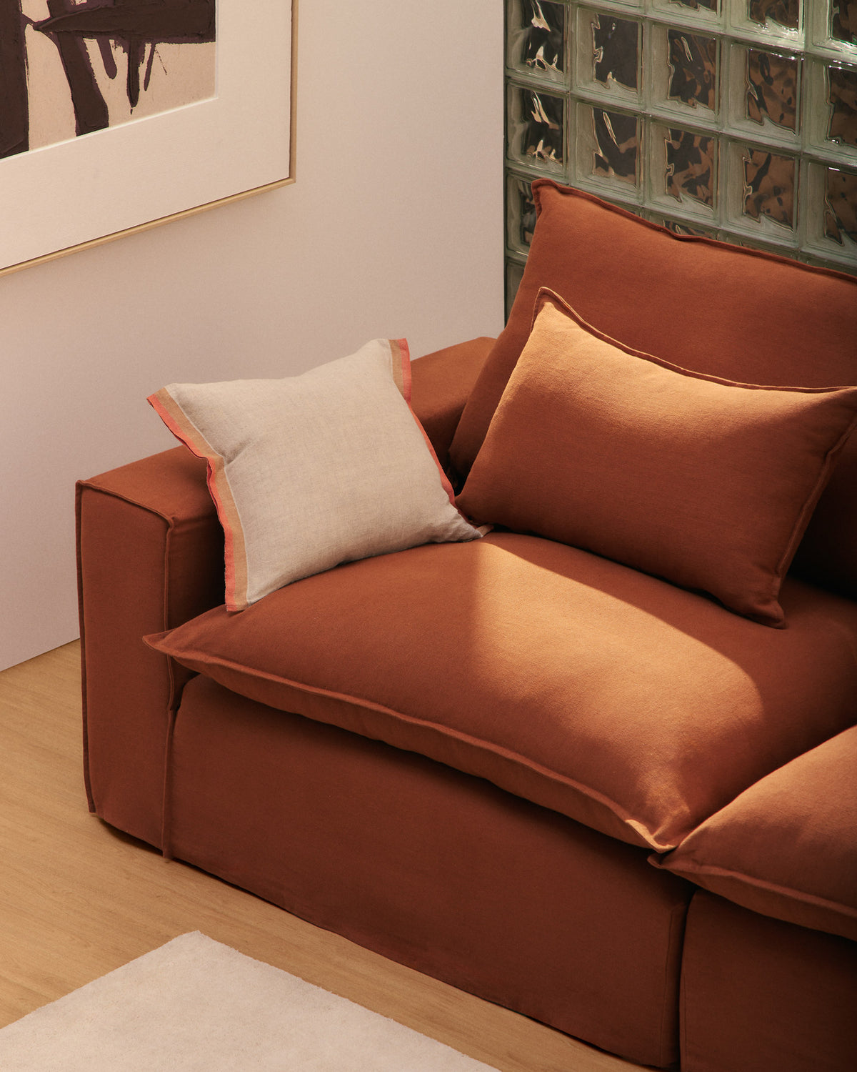 2-Sitzer-Sofa Anarela mit abnehmbarem Bezug aus 100 % Leinen in Terrakotta, 240 cm, FSC Mix Credit in Terrakotta präsentiert im Onlineshop von KAQTU Design AG. 2er Sofa ist von Kave Home