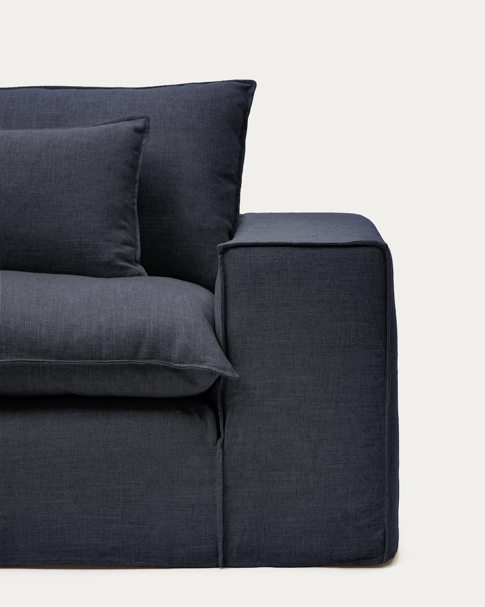 Elegantes 2-Sitzer-Sofa Anarela in Dunkelgrau, gefertigt aus Leinen und Viskose, mit abnehmbarem Bezug und FSC Mix Credit, ideal für stilvolle Wohnräume.