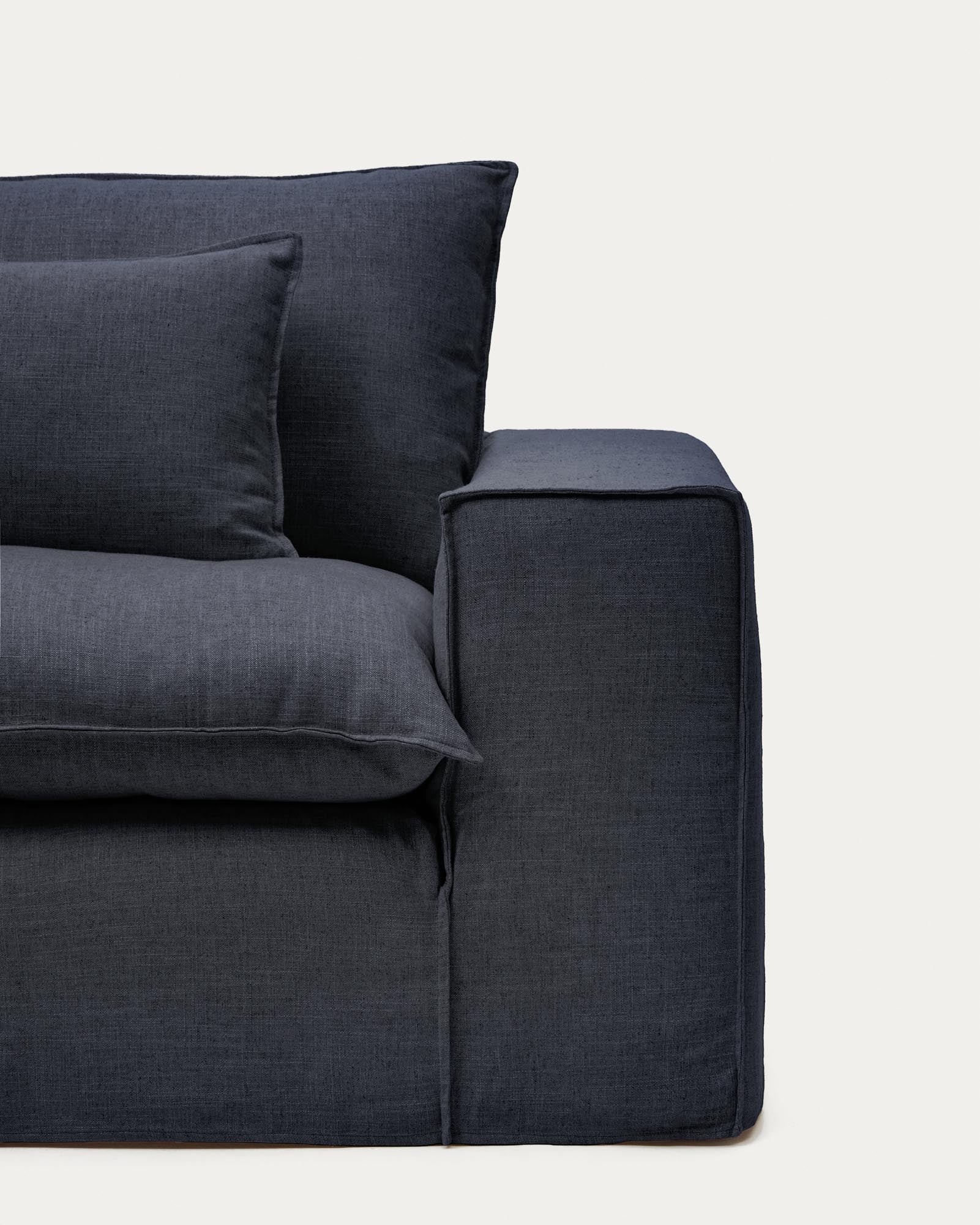 Elegantes 2-Sitzer-Sofa Anarela in Dunkelgrau, gefertigt aus Leinen und Viskose, mit abnehmbarem Bezug und FSC Mix Credit, ideal für stilvolle Wohnräume.