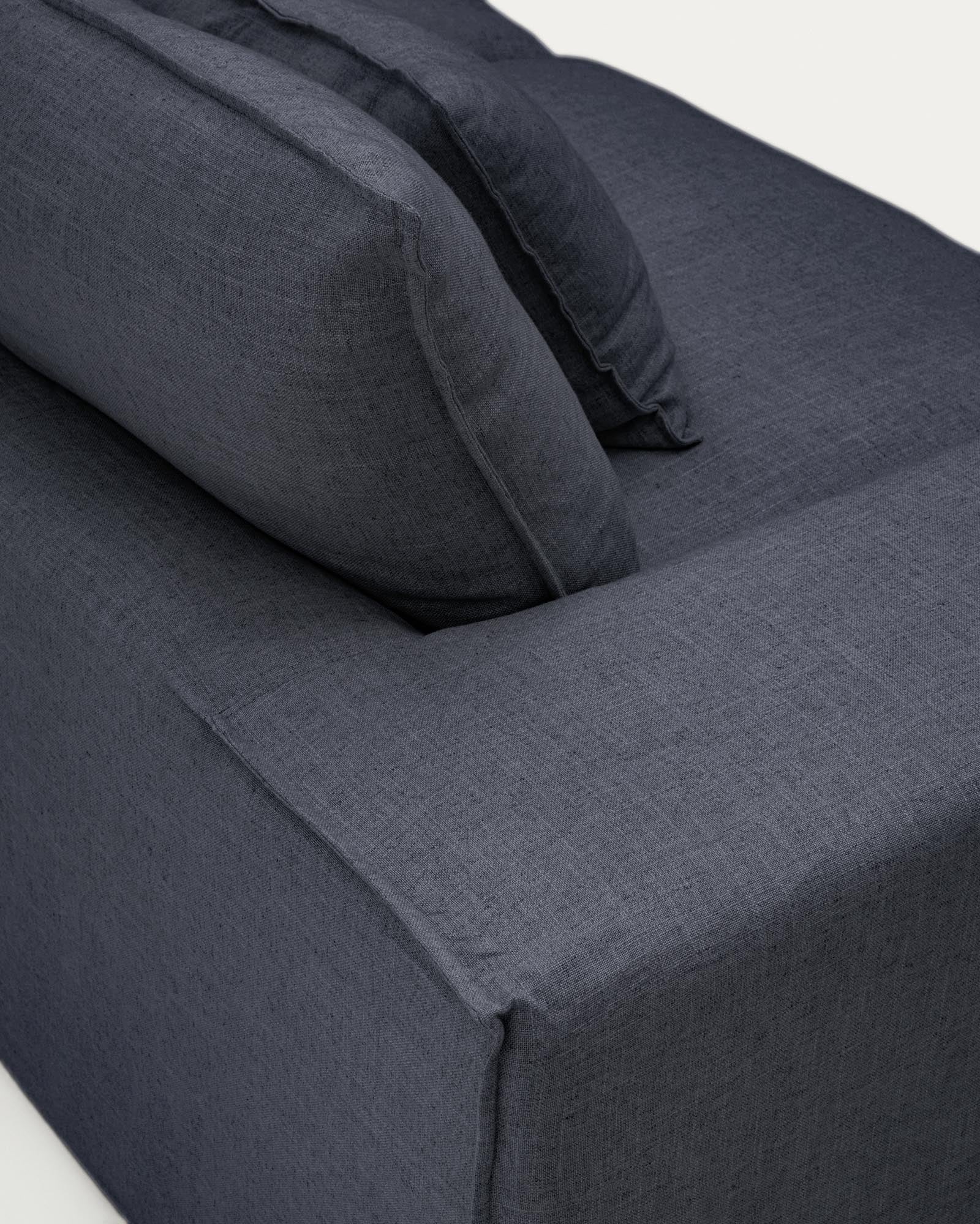 Modernes 3-Sitzer-Sofa Anarela in edlem Dunkelgrau, aus hochwertigem Leinen und Viskose, ideal für stilvolle Wohnräume.