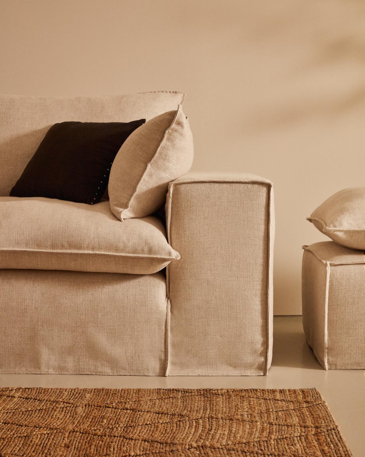 Luxuriöses 3-Sitzer-Sofa Anarela in Beige mit abnehmbarem Leinenbezug.