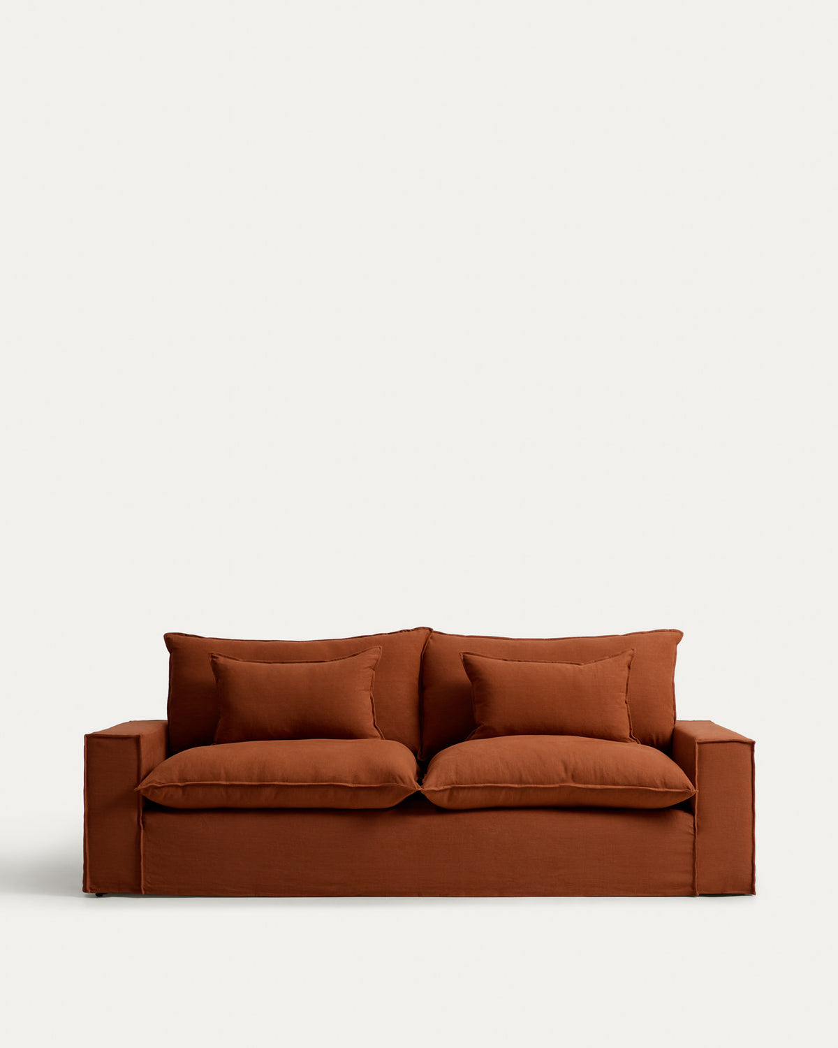 3-Sitzer-Sofa Anarela mit abnehmbarem Bezug aus 100 % Leinen in Terrakotta, 260 cm, FSC Mix Credit in Terrakotta präsentiert im Onlineshop von KAQTU Design AG. 3er Sofa ist von Kave Home