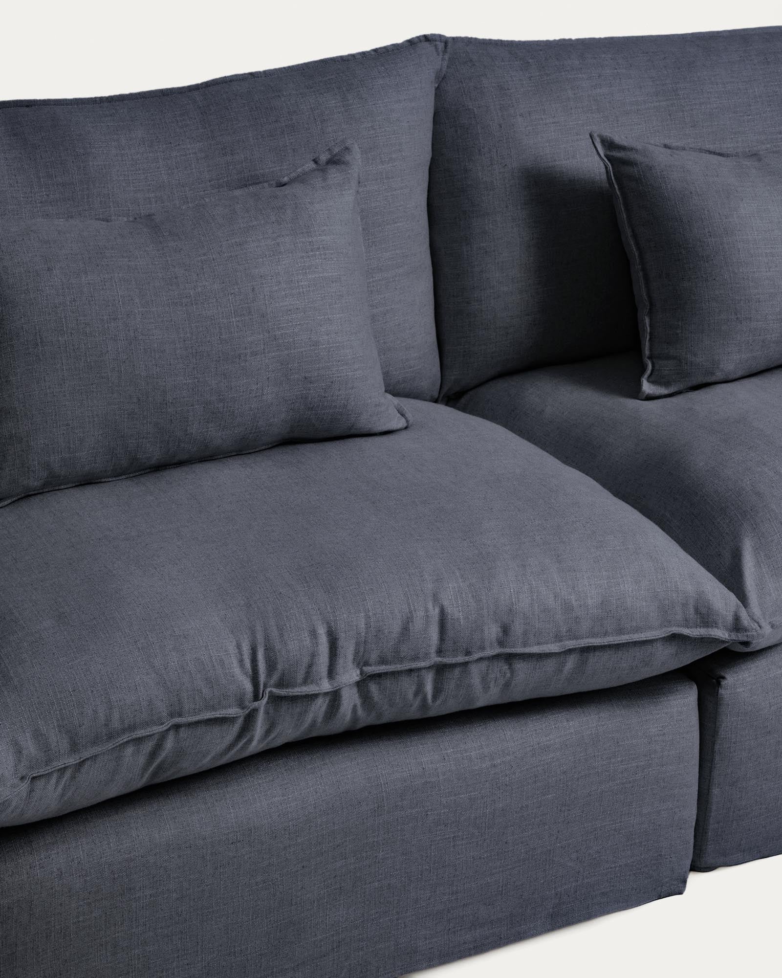 Modulares 3-Sitzer-Sofa Anarela in dunklem Grau, mit abnehmbarem Bezug aus Leinen und Viskose, perfekt für moderne Wohnkonzepte.