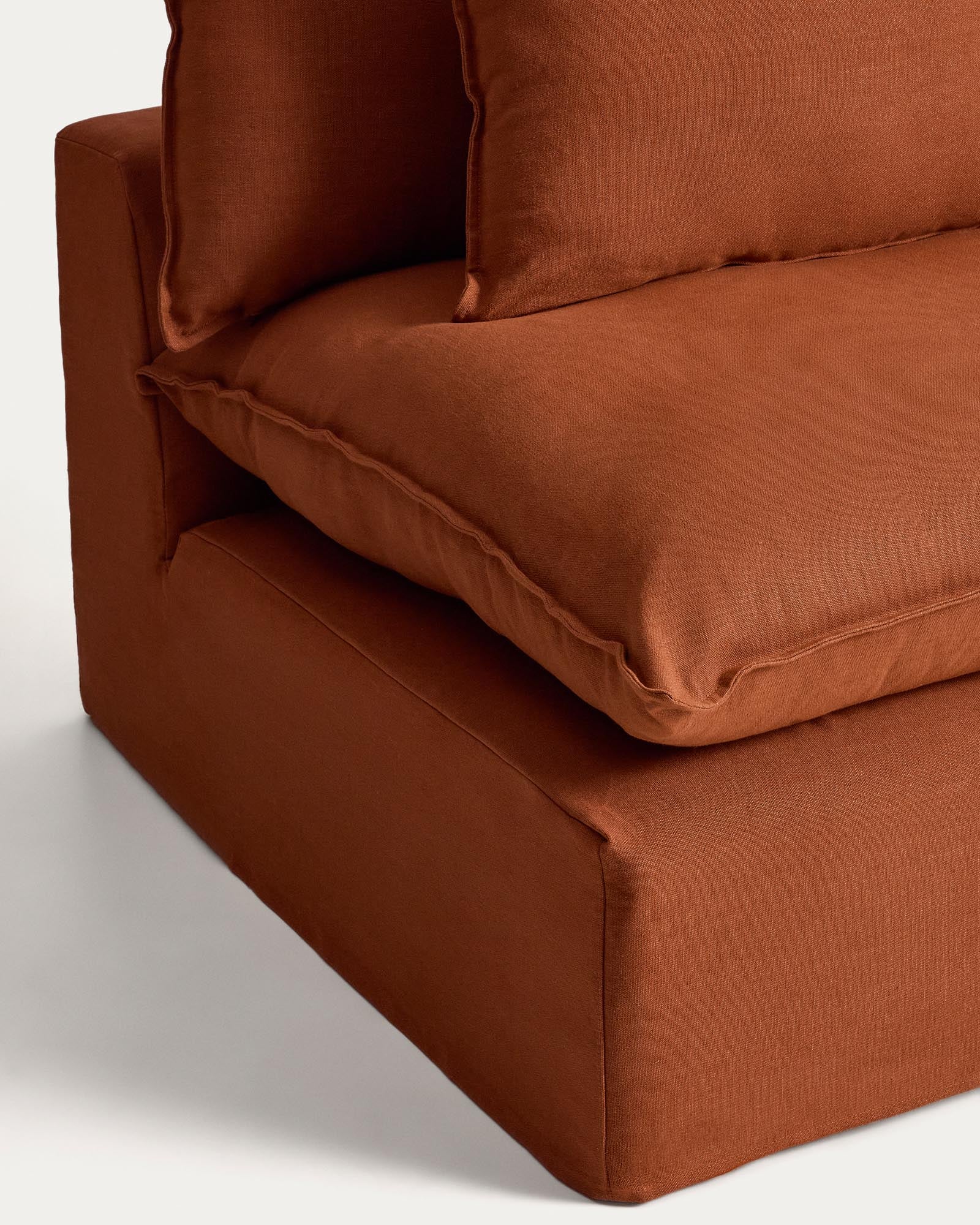 Modulares 3-Sitzer-Sofa Anarela in Terrakotta, aus hochwertigem Leinen mit abnehmbarem Bezug, perfekt für moderne Wohnkonzepte.