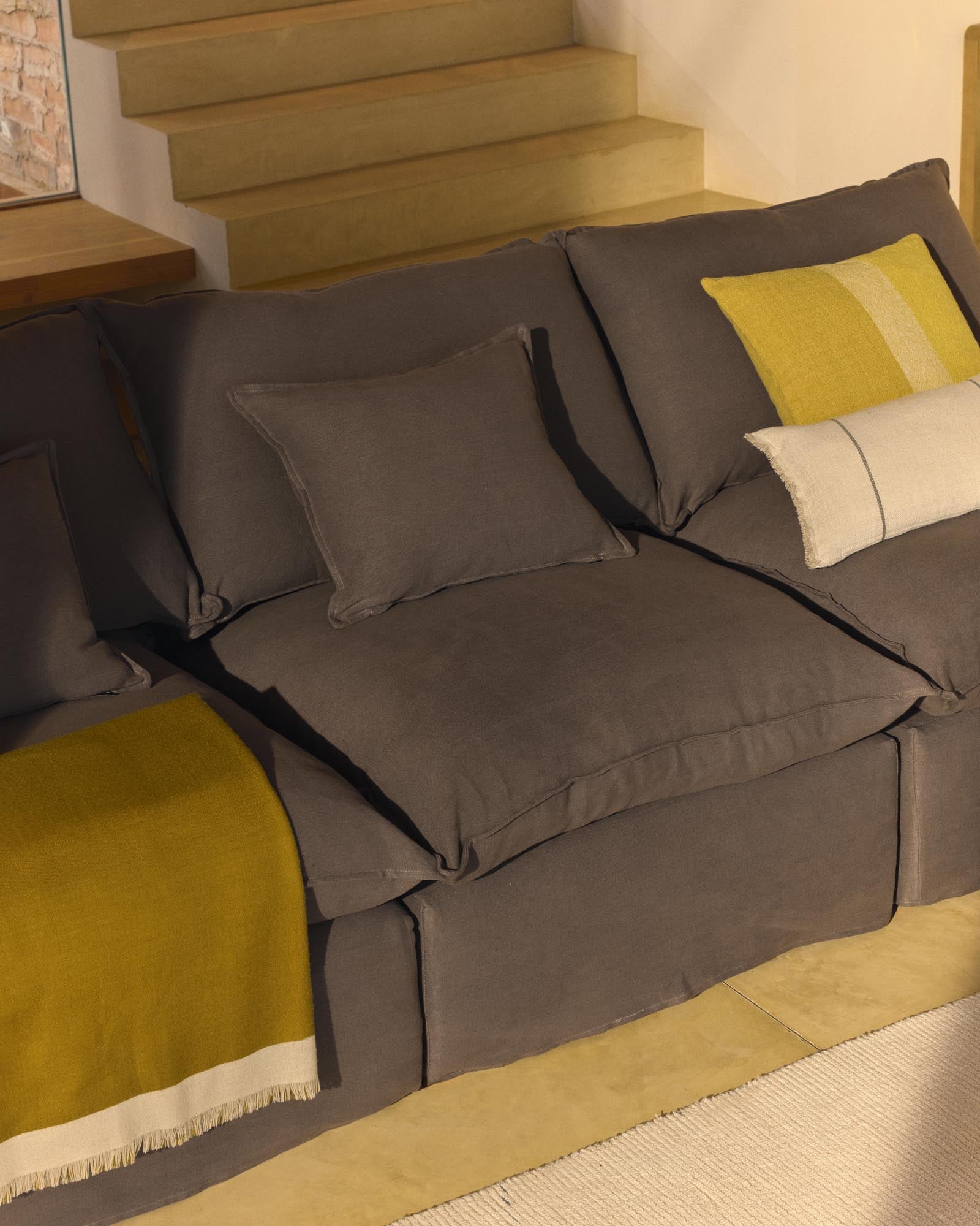 Gemütliches 3-Sitzer-Modularsofa Anarela in elegantem Taupe, mit abnehmbarem Leinenbezug und FSC-zertifiziertem Holz, ideal für stilvolle Wohnräume.