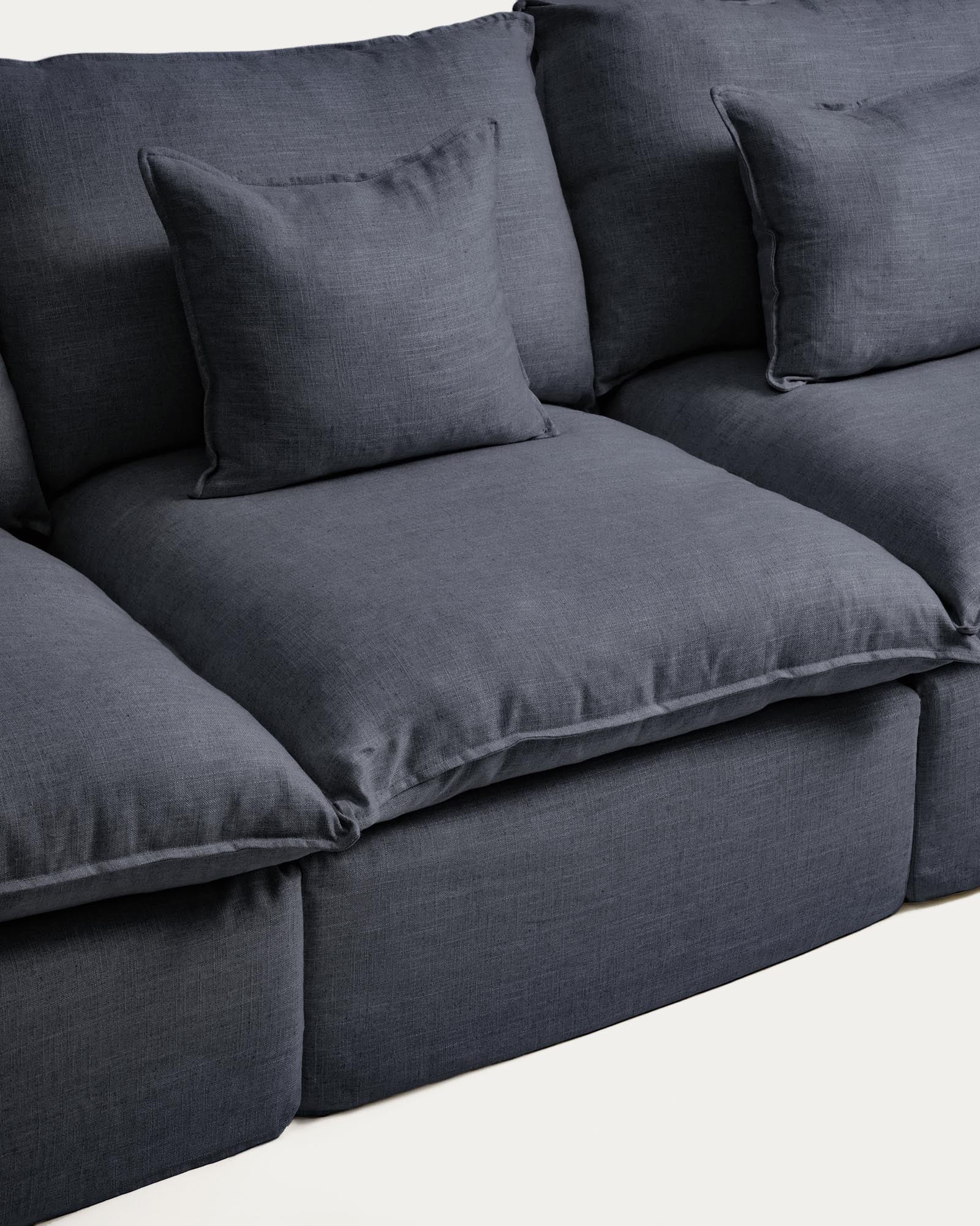 Stilvolles 3-Sitzer-Modularsofa Anarela in dunkler Farbgebung, aus hochwertigem Leinen und Viskose, mit praktischem abnehmbaren Bezug.