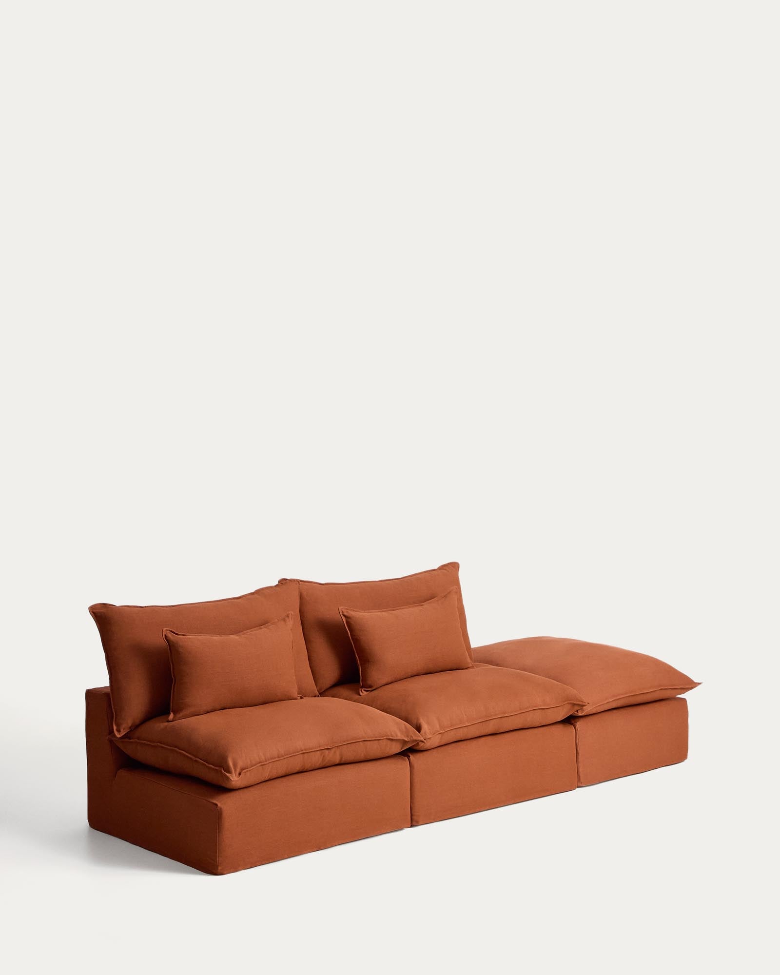 Modulares 3-Sitzer-Sofa Anarela in Terrakotta, aus Leinen mit abnehmbarem Bezug, 310 cm lang, ideal für stilvolle Wohnräume.