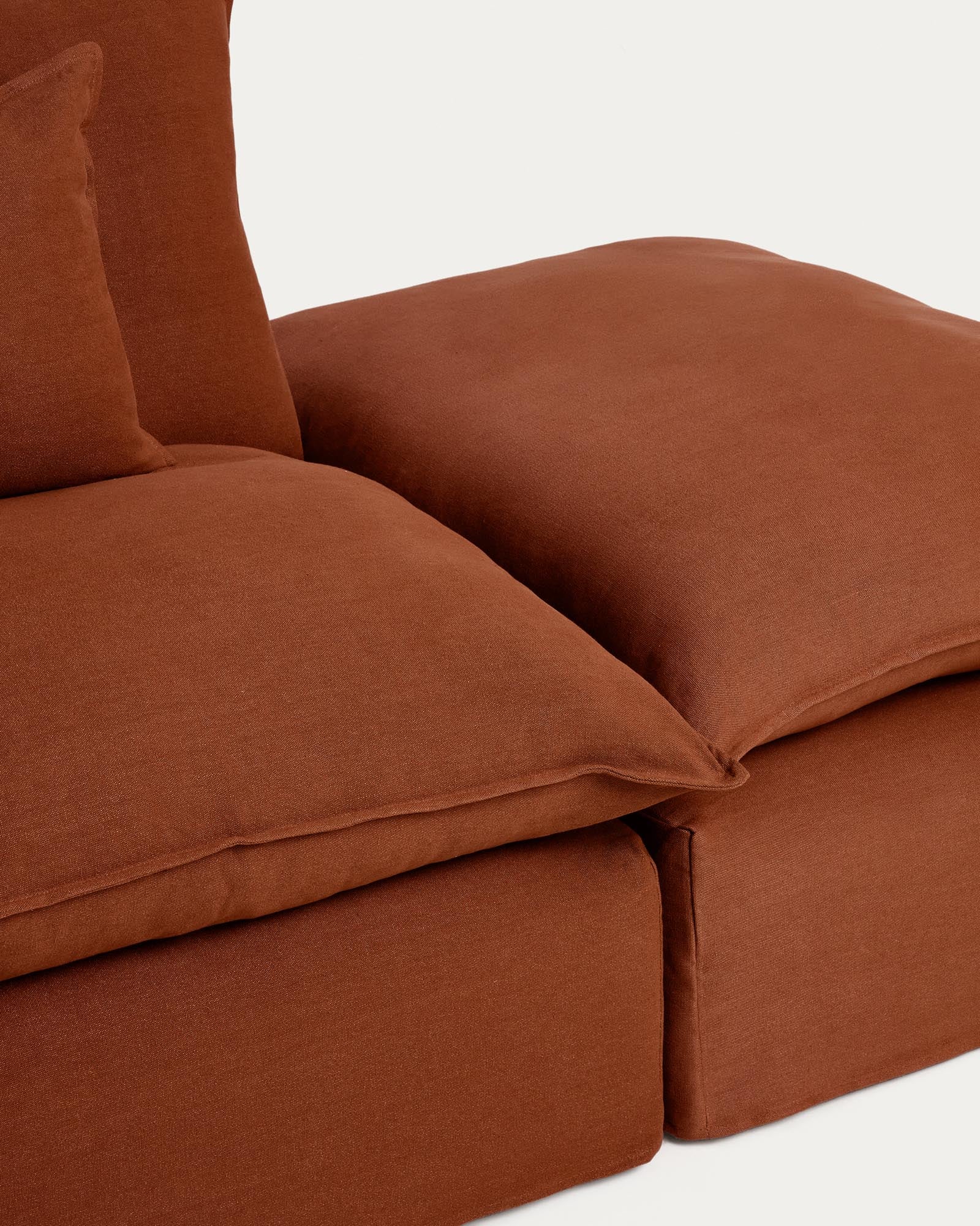 Elegantes 2-Sitzer-Modularsofa Anarela in Terrakotta, ausgestattet mit abnehmbarem Leinenbezug und einem praktischen Randmodul für vielseitige Wohnkonzepte.