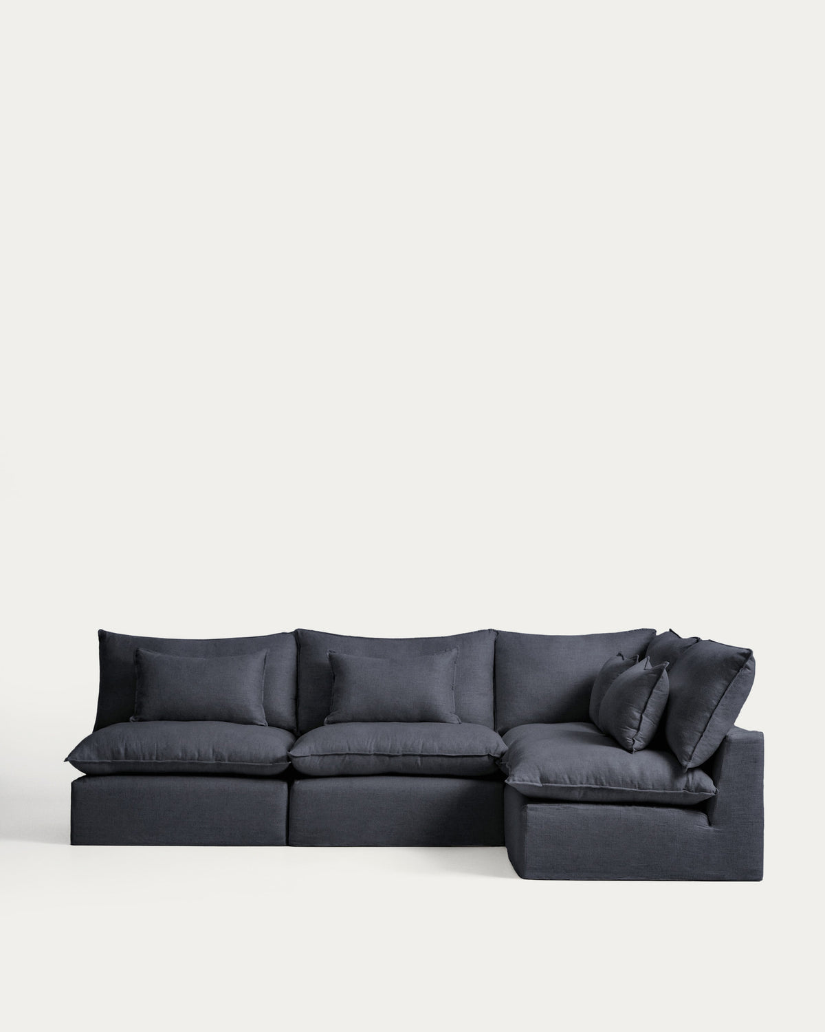 Modulares 6-Sitzer-Ecksofa Anarela mit abnehmbarem Bezug aus Leinen und Viskose in Dunkelgrau, 327 x 217 cm / 217 x 327 cm, FSC Mix Credit in Dunkelgrau präsentiert im Onlineshop von KAQTU Design AG. 5er Sofa ist von Kave Home