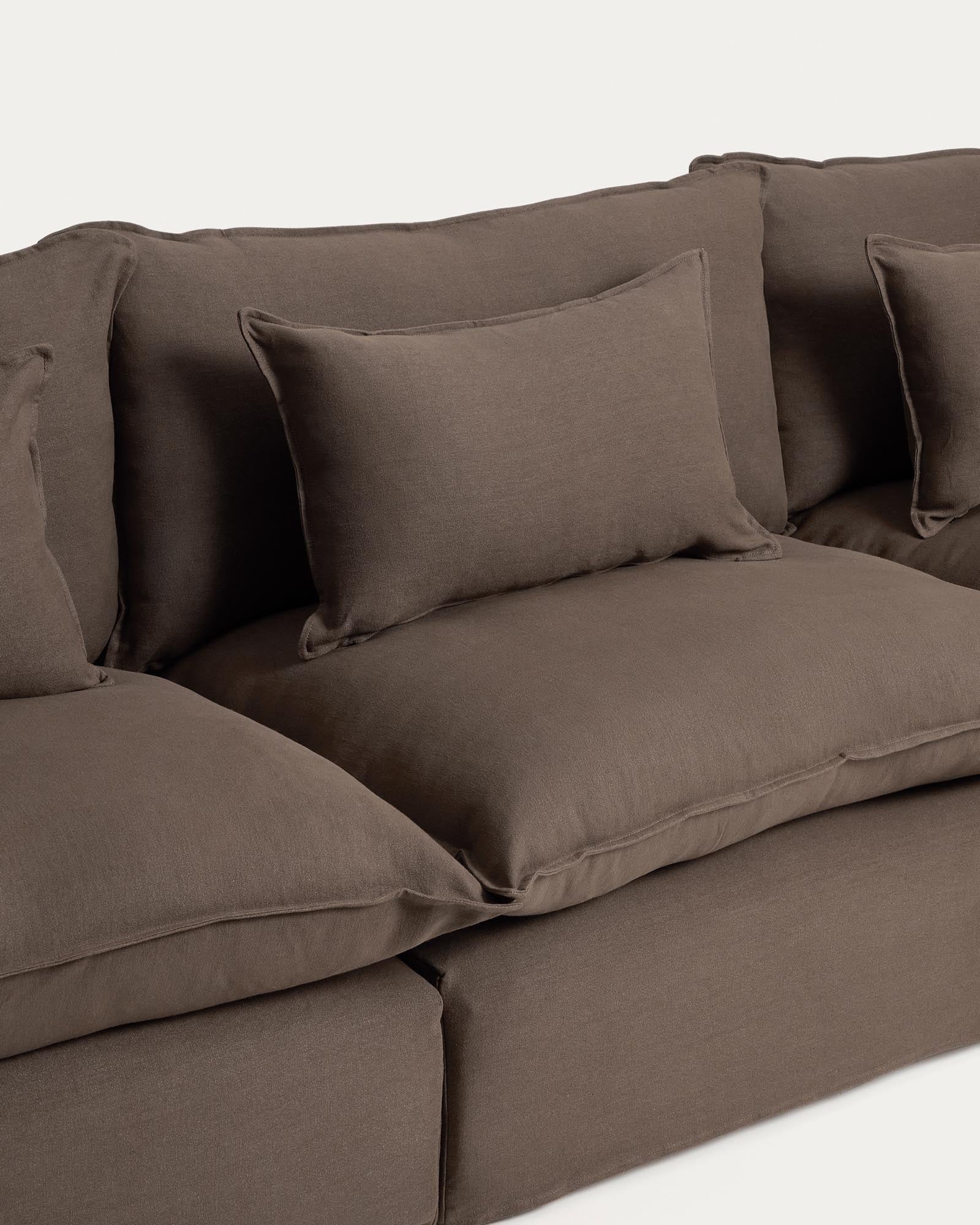 Geräumiges 6-Sitzer-Ecksofa Anarela in Taupe, modulares Design mit abnehmbarem Leinenbezug, perfekt für moderne Wohnzimmer.