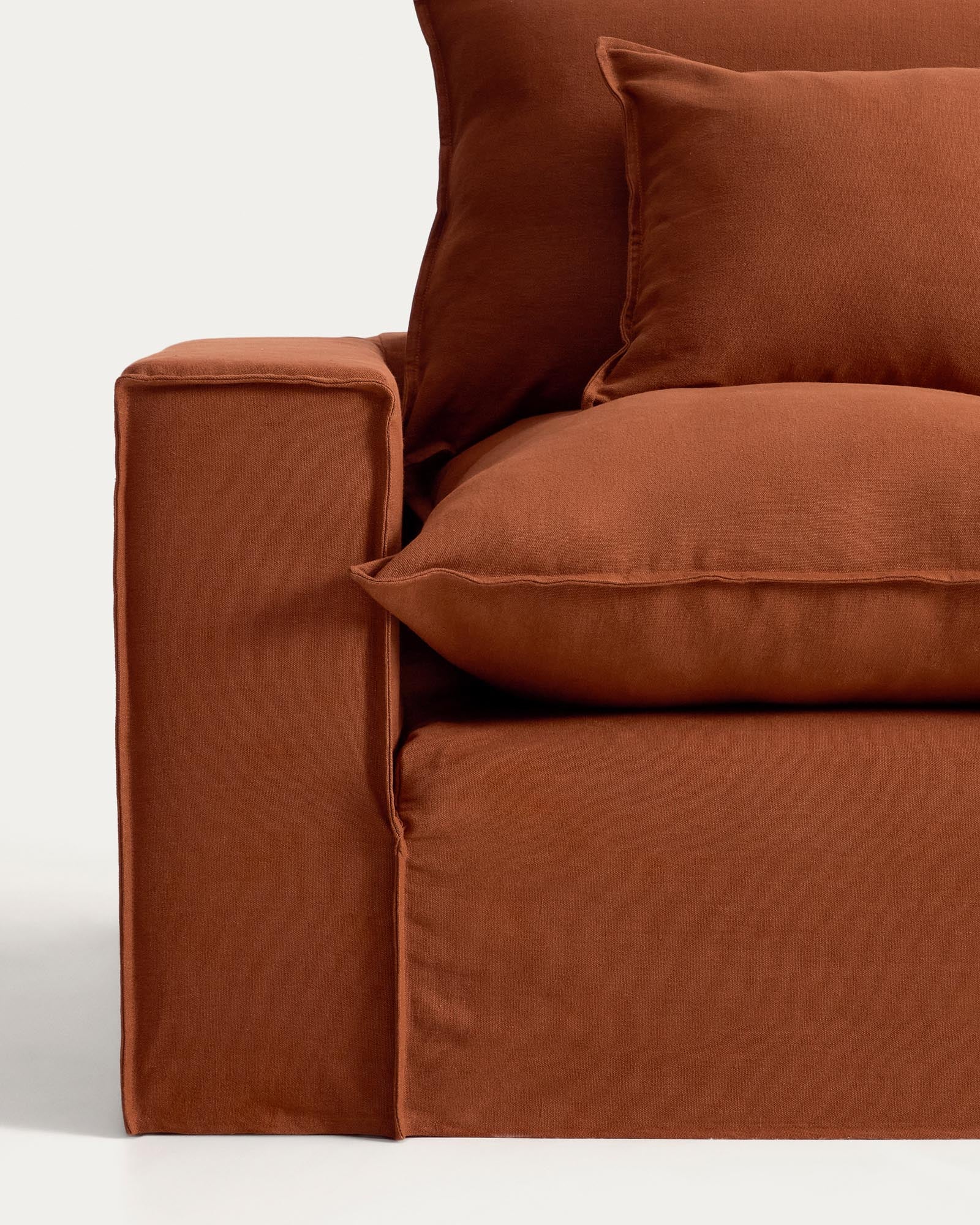 Stylisches modulares Ecksofa in warmem Terrakotta, ideal für gemütliche Wohnräume, mit abnehmbarem Leinenbezug und FSC-zertifiziertem Holz.