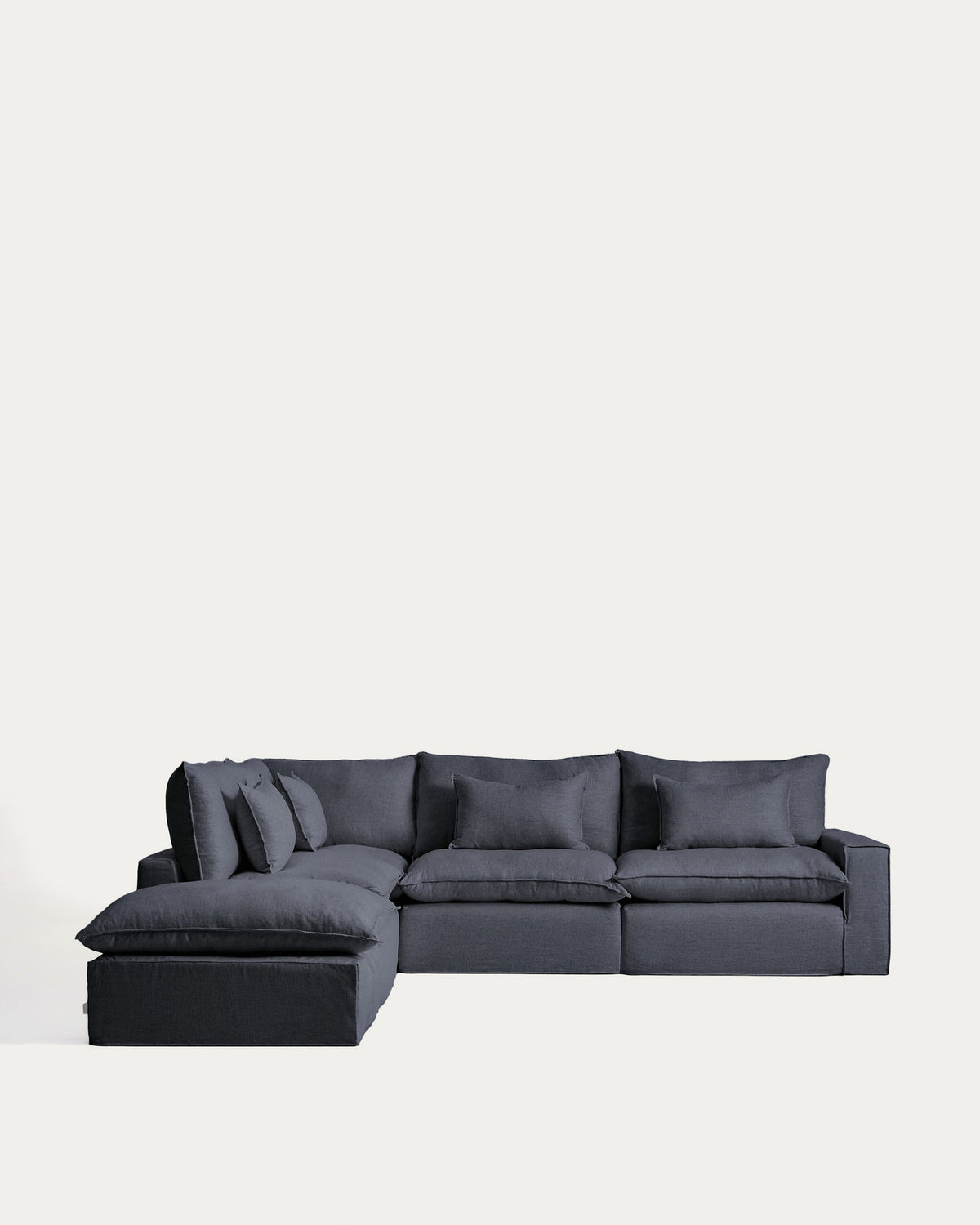 Modulares 6-Sitzer-Ecksofa Anarela mit abnehmbarem Bezug aus Leinen und Viskose in Dunkelgrau, 307 x 347 cm, FSC Mix Credit in Dunkelgrau präsentiert im Onlineshop von KAQTU Design AG. 5er Sofa ist von Kave Home