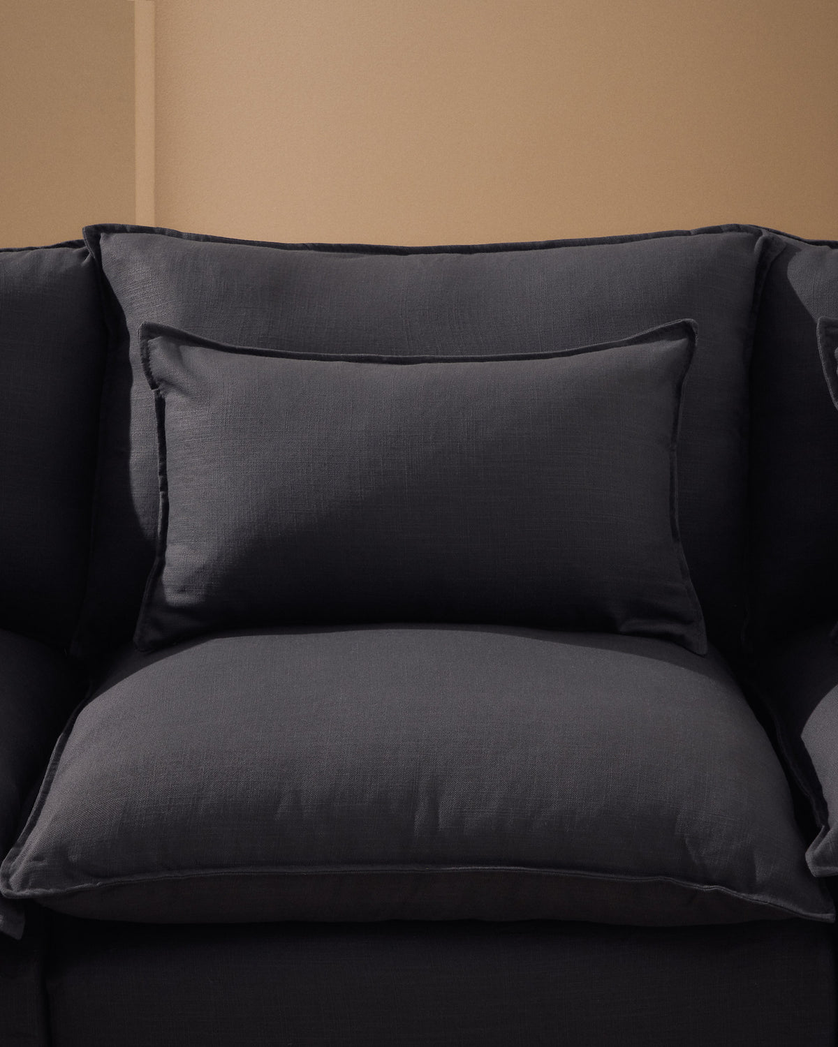 Modulares 6-Sitzer-Ecksofa Anarela mit abnehmbarem Bezug aus Leinen und Viskose in Dunkelgrau, 307 x 347 cm, FSC Mix Credit in Dunkelgrau präsentiert im Onlineshop von KAQTU Design AG. 5er Sofa ist von Kave Home