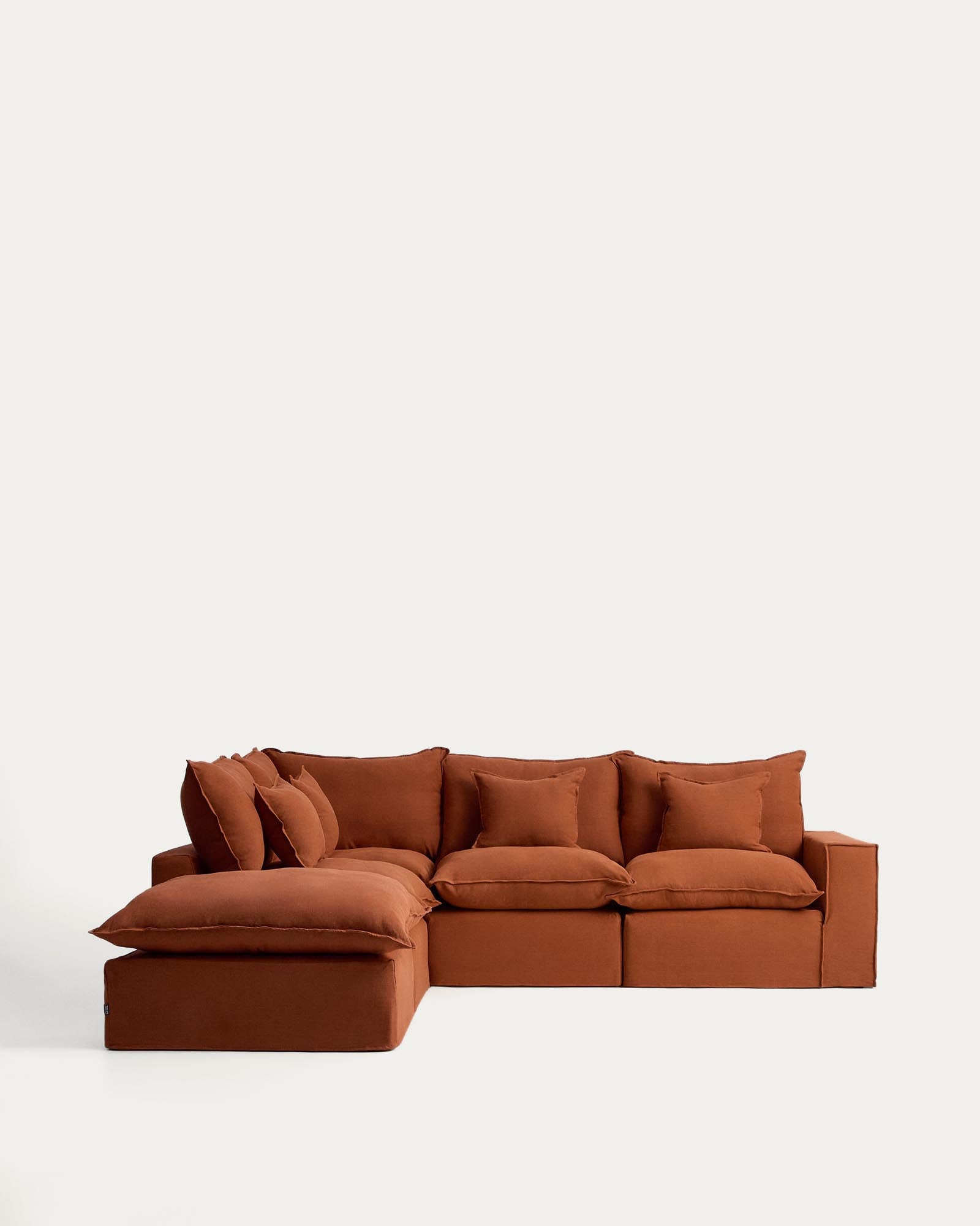 Modulares 4-Sitzer-Ecksofa Anarela mit abnehmbarem Bezug aus Leinen in Terrakotta, 287 x 307 cm, FSC Mix Credit in Terrakotta präsentiert im Onlineshop von KAQTU Design AG. 4er Sofa ist von Kave Home